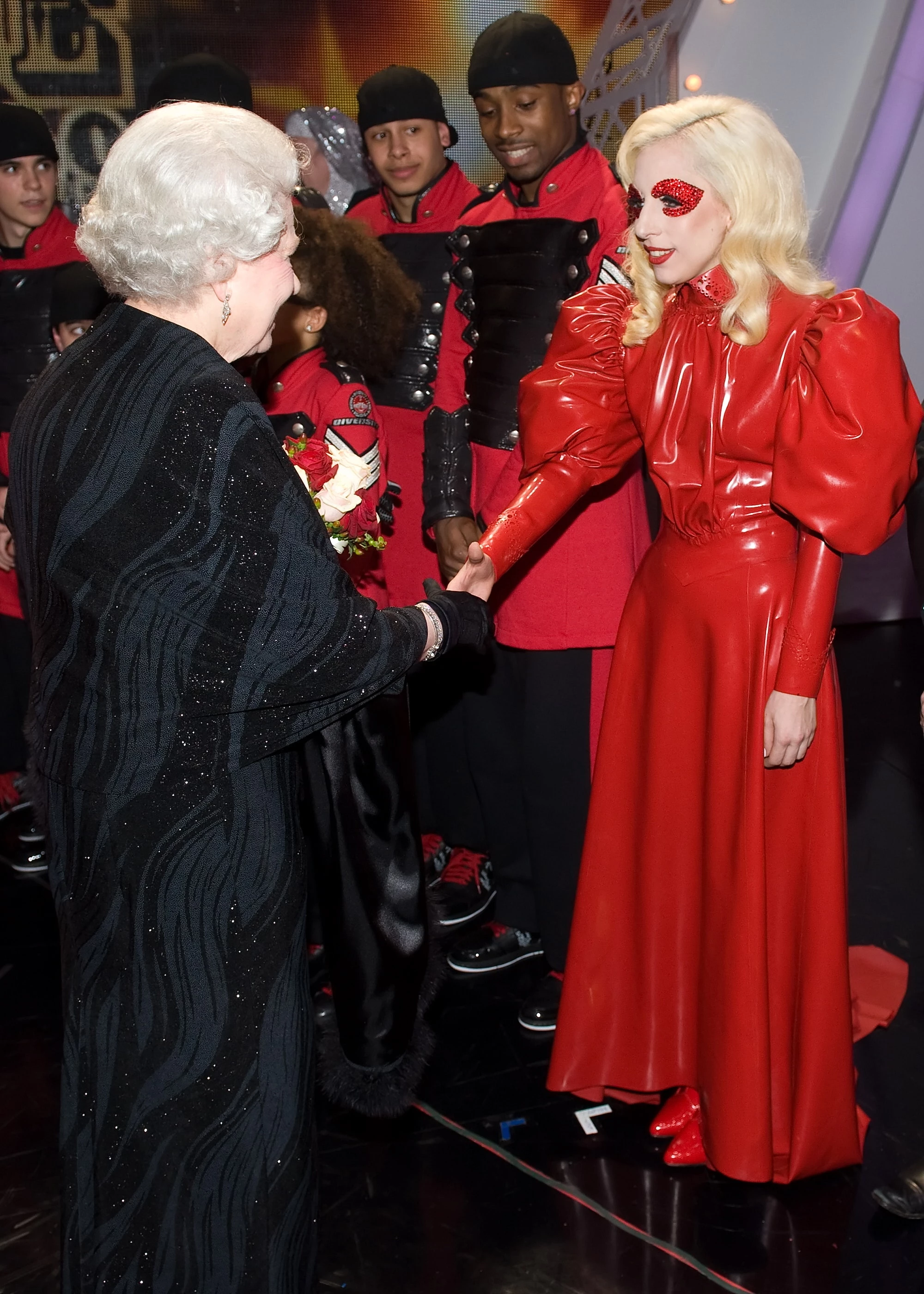 Леді Гага з королевою Єлизаветою II в грудні 2009 року