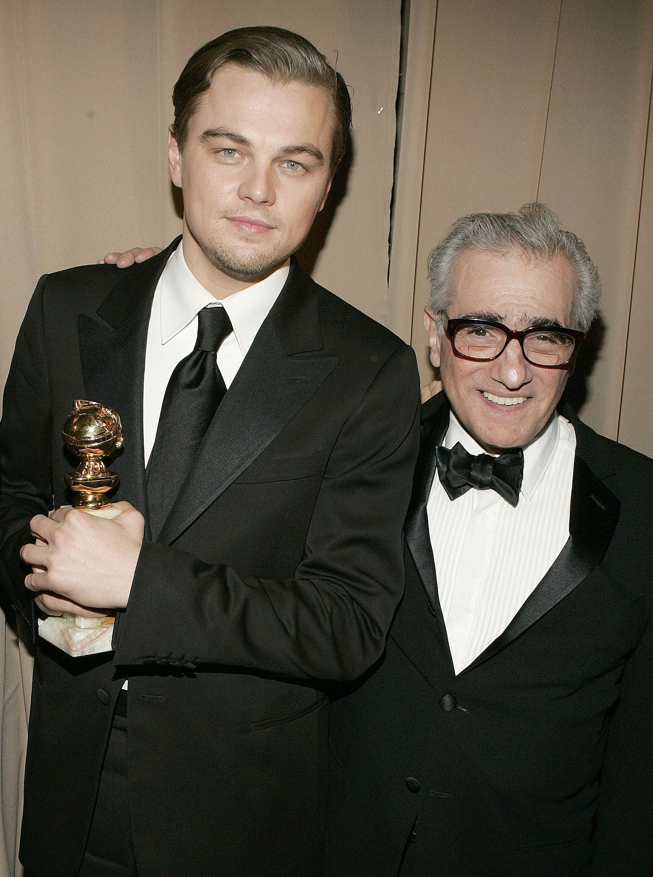 Леонардо Ді Капріо та Мартін Скорсезе, переможці в номінації "Найкращий драматичний фільм" за фільм "Авіатор", церемонія "Золотий Глобус", 2005 рік