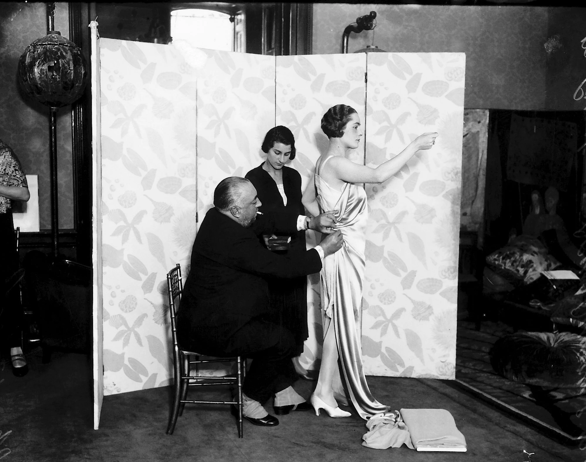 Поль Пуаре кроїть сукню на одній зі своїх моделей, жовтень 1924 року
