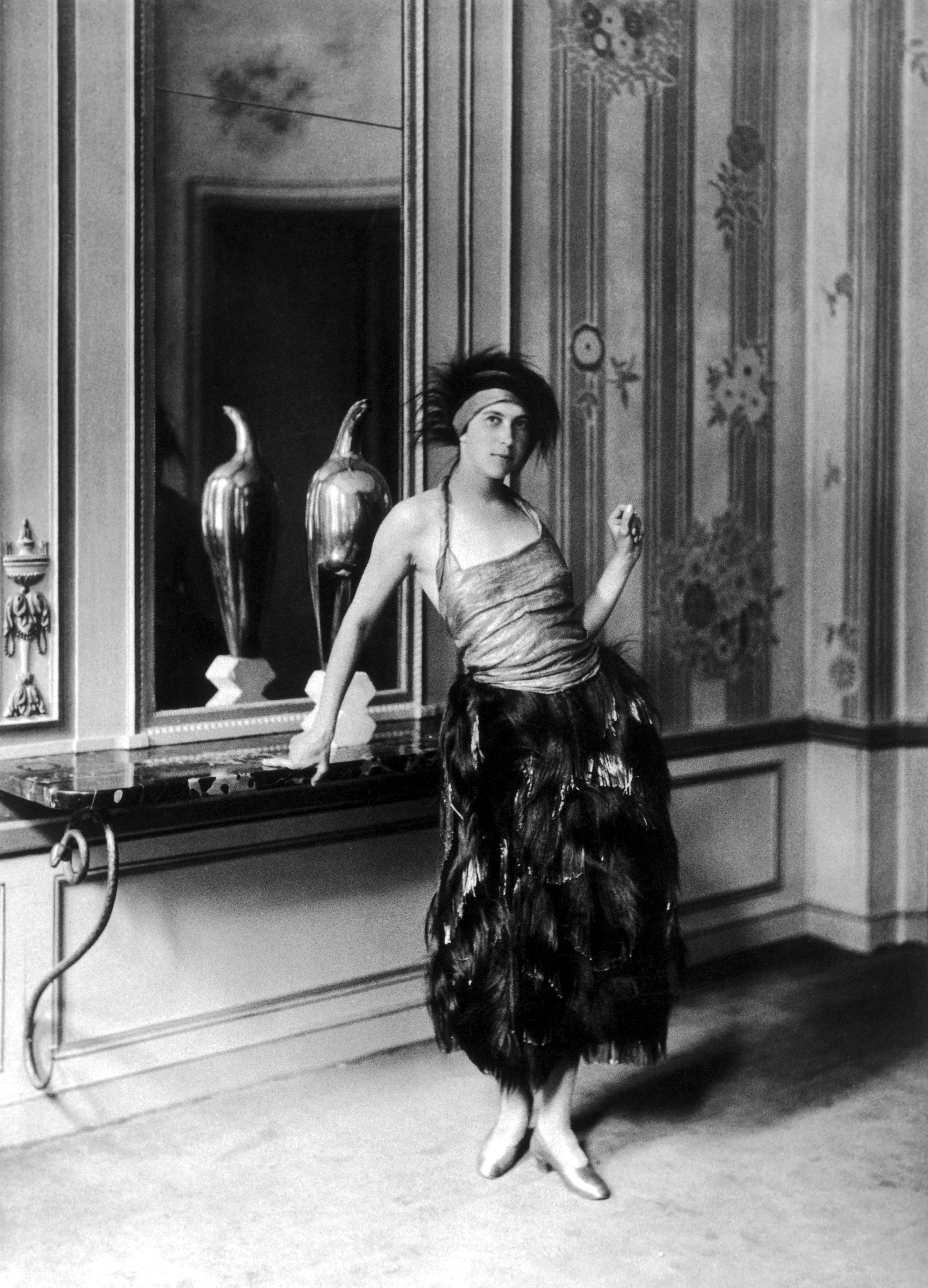 Дружина Поля Пуаре в сукні, розробленій її чоловіком 1919 року