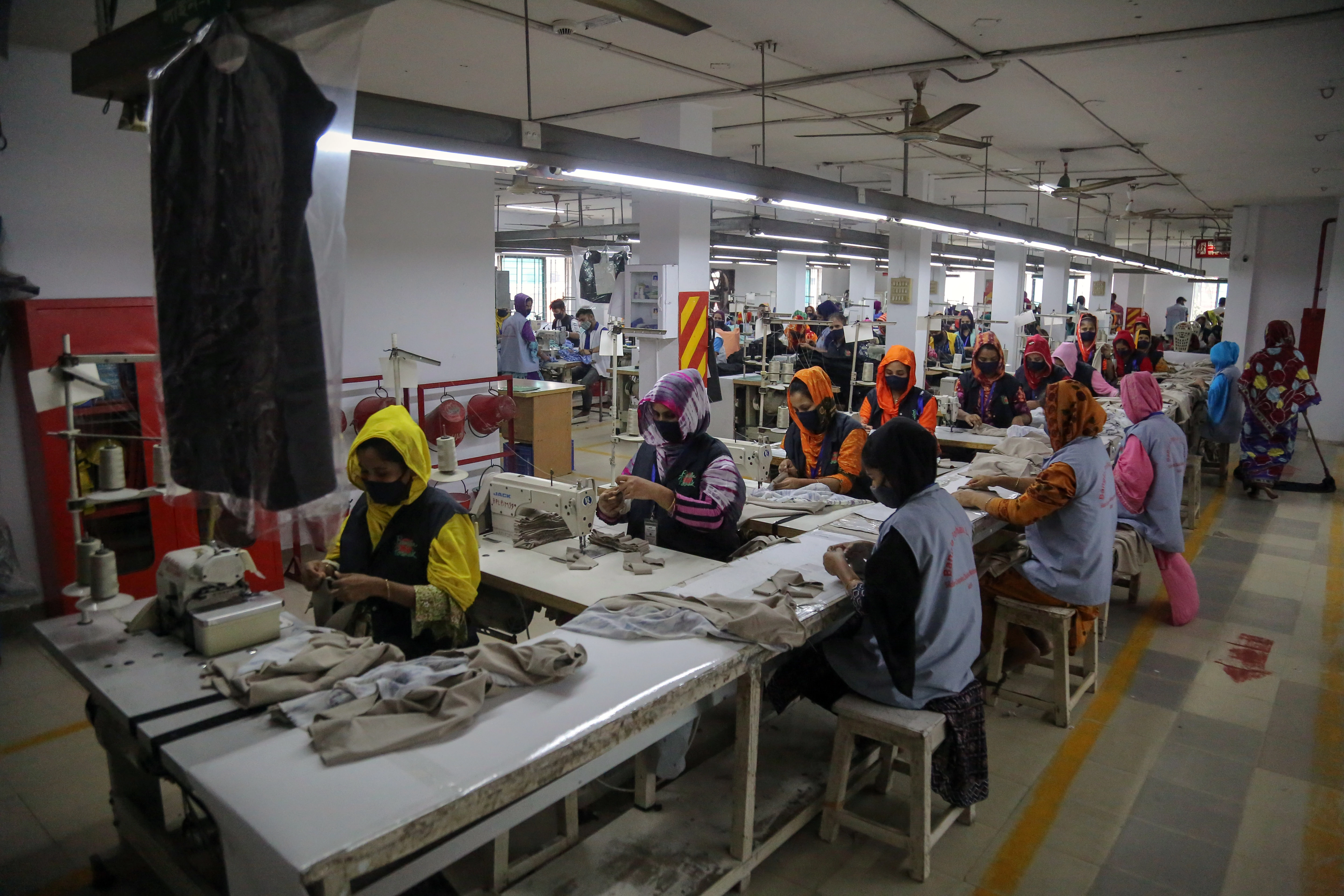 Робітники швейної фабрики в Газіпурі, Бангладеш