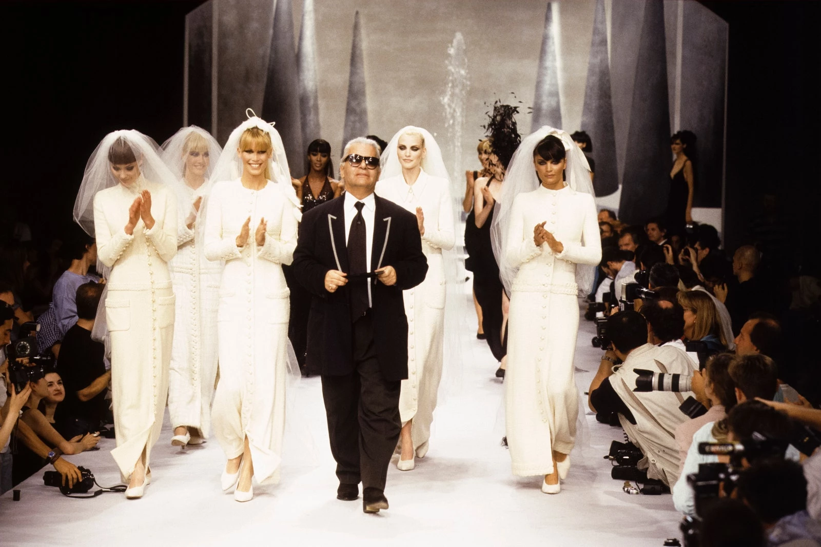 Карл Лагерфельд з нареченими Chanel, 1995 рік