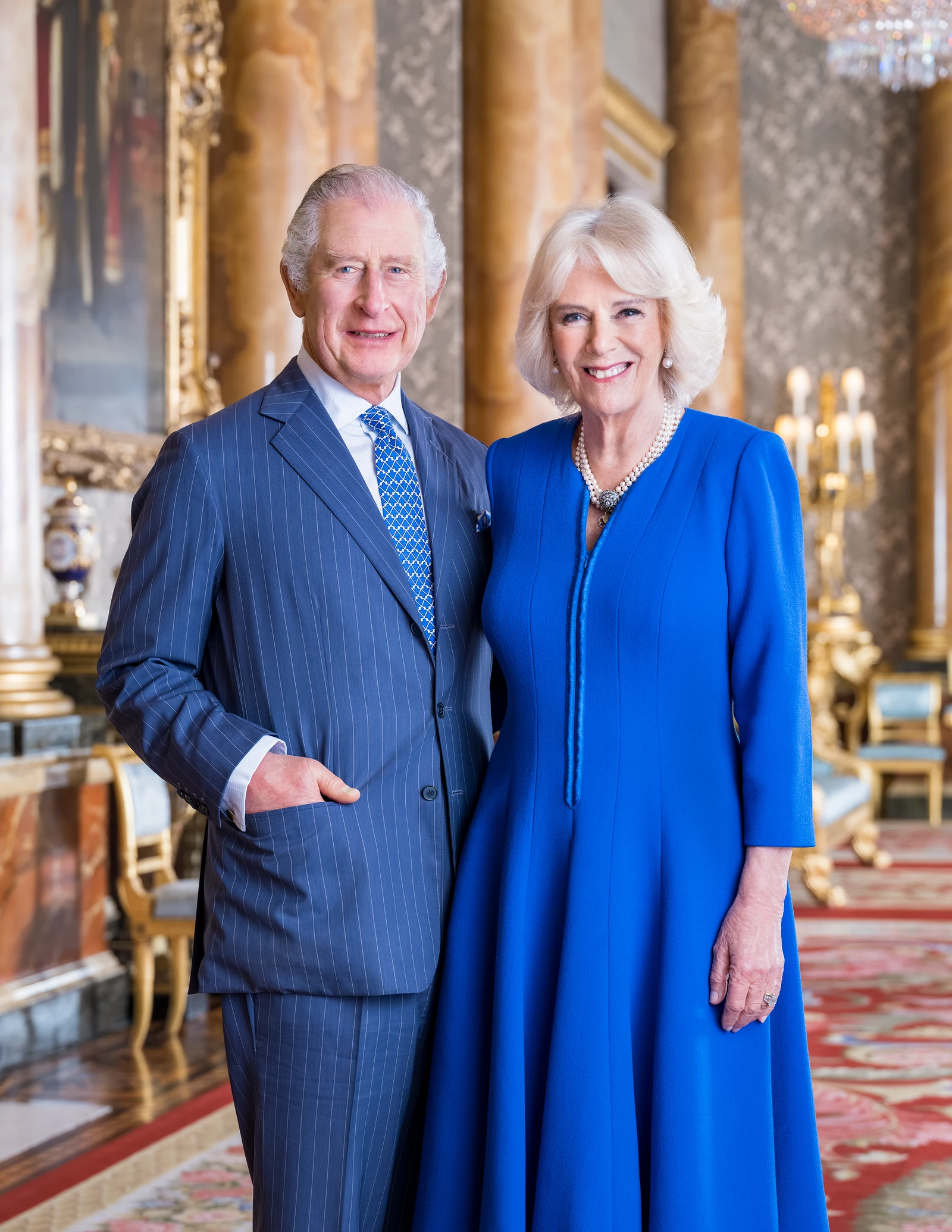 Король та королева в  блакитній вітальні Букінгемського палацу напередодні коронації
