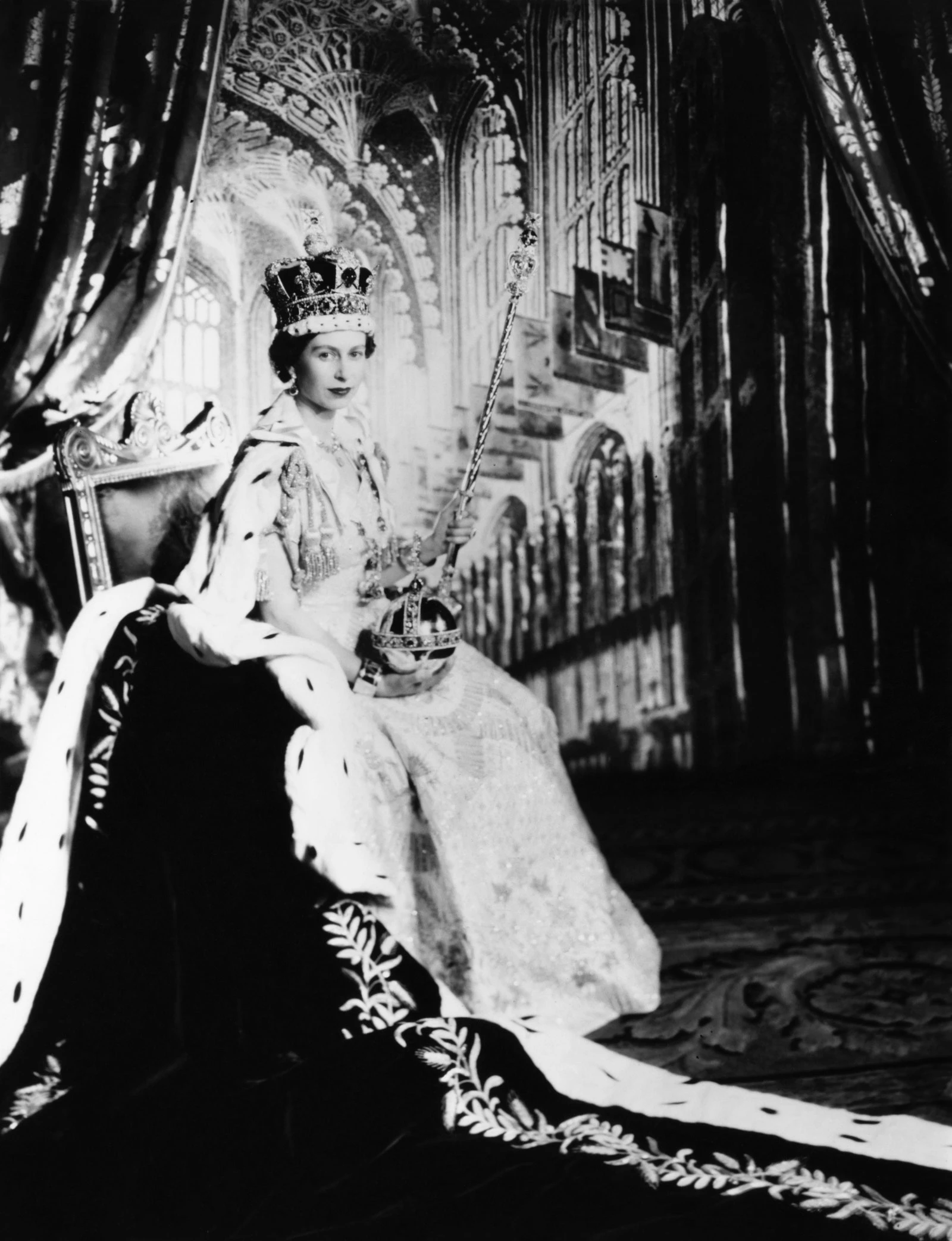 Офіційний коронаційний портрет королеви Єлизавети II від Сесіла Бітона, опублікований у британському Vogue у 1953 році