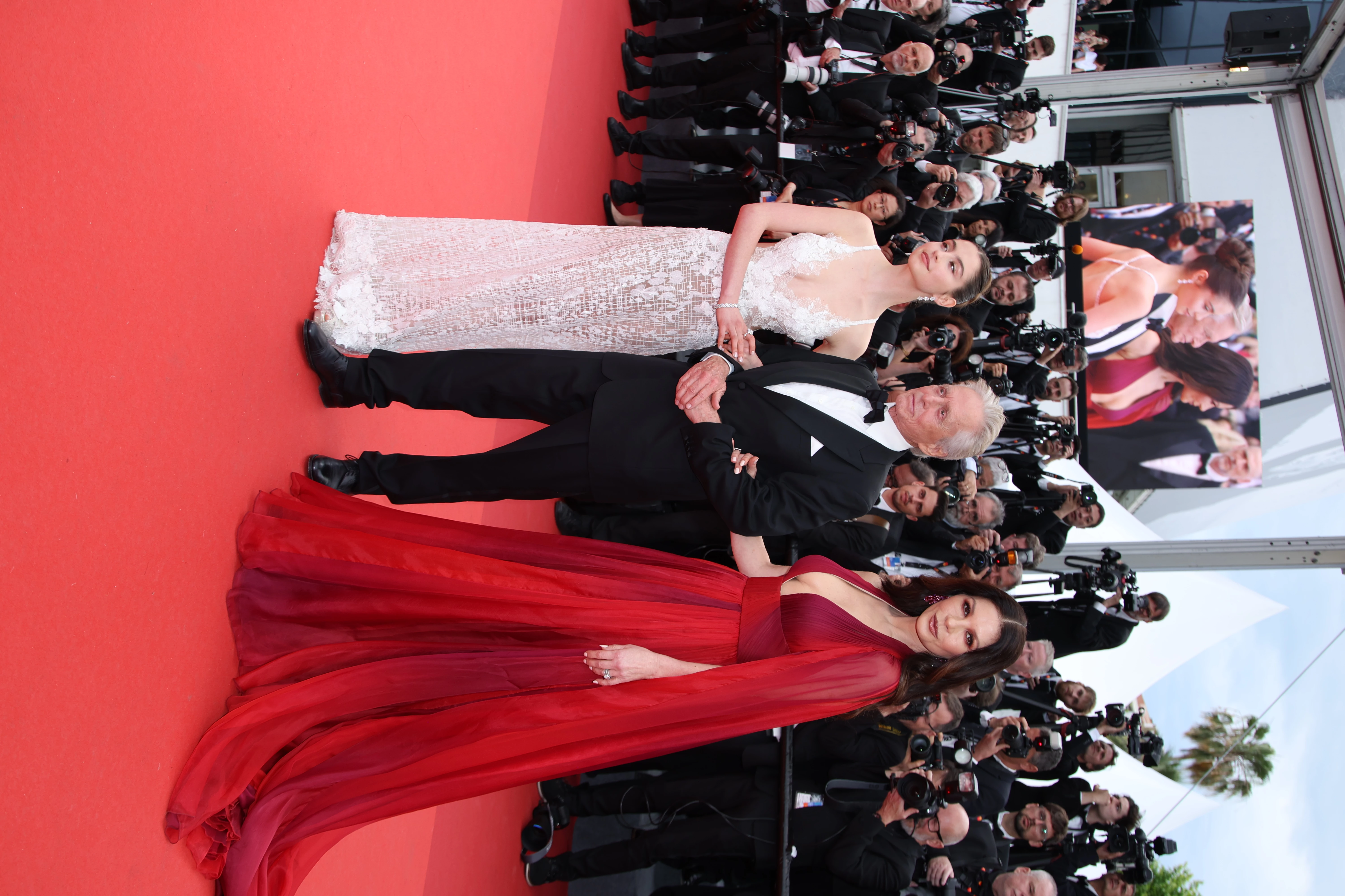 Кетрін Зета-Джонс у Elie Saab з чоловіком Майклом Дугласом та дочкою Керіс