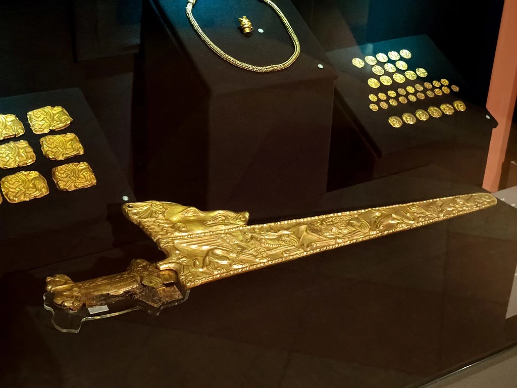 Скіфський меч і золота оббивка піхов IV ст. до н.е.  Фото – Скарбниця Національного музею історії України
