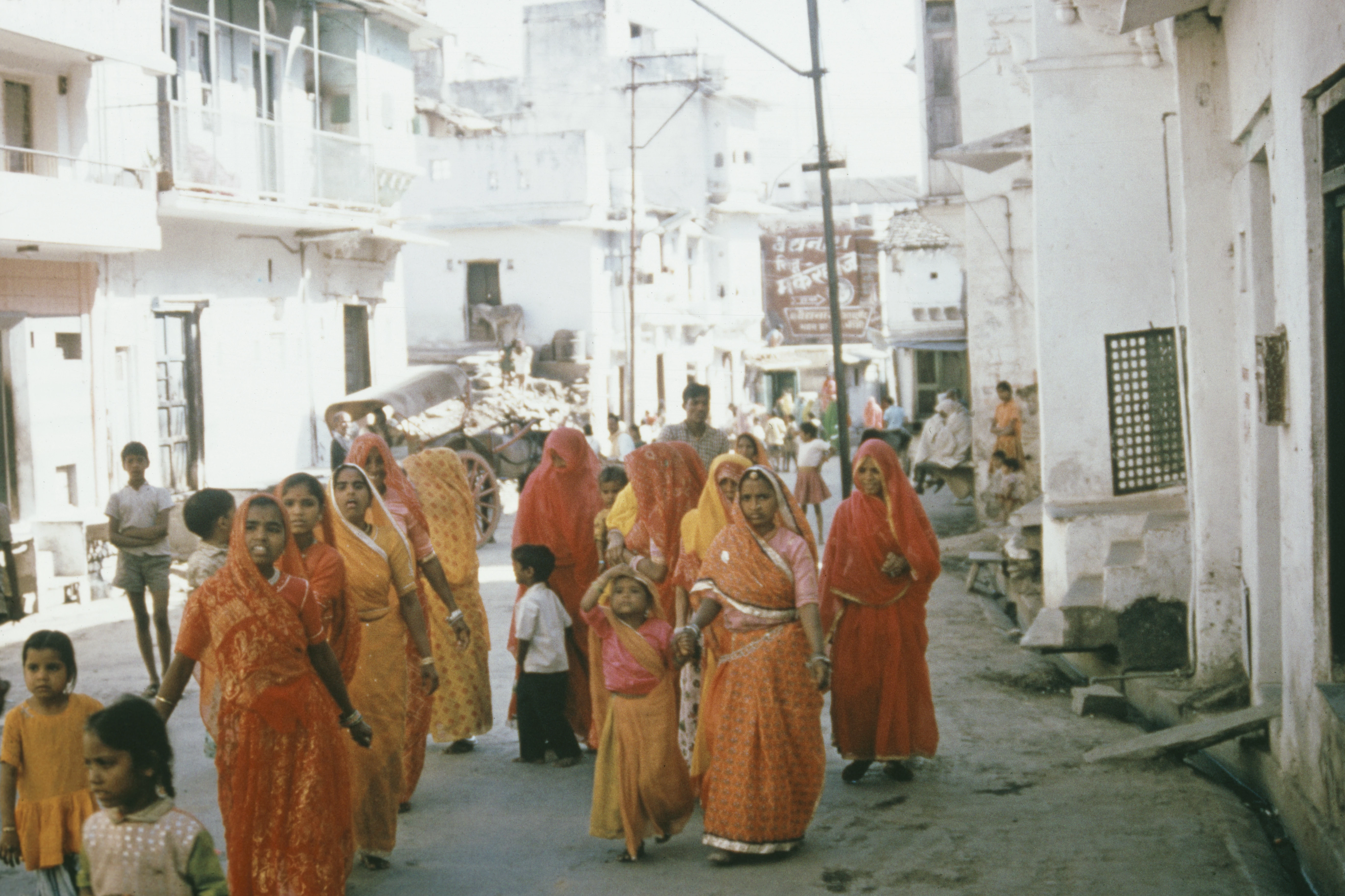 Жінки в традиційних помаранчевих сарі на весіллі в Удайпурі, Індія, 1972 рік