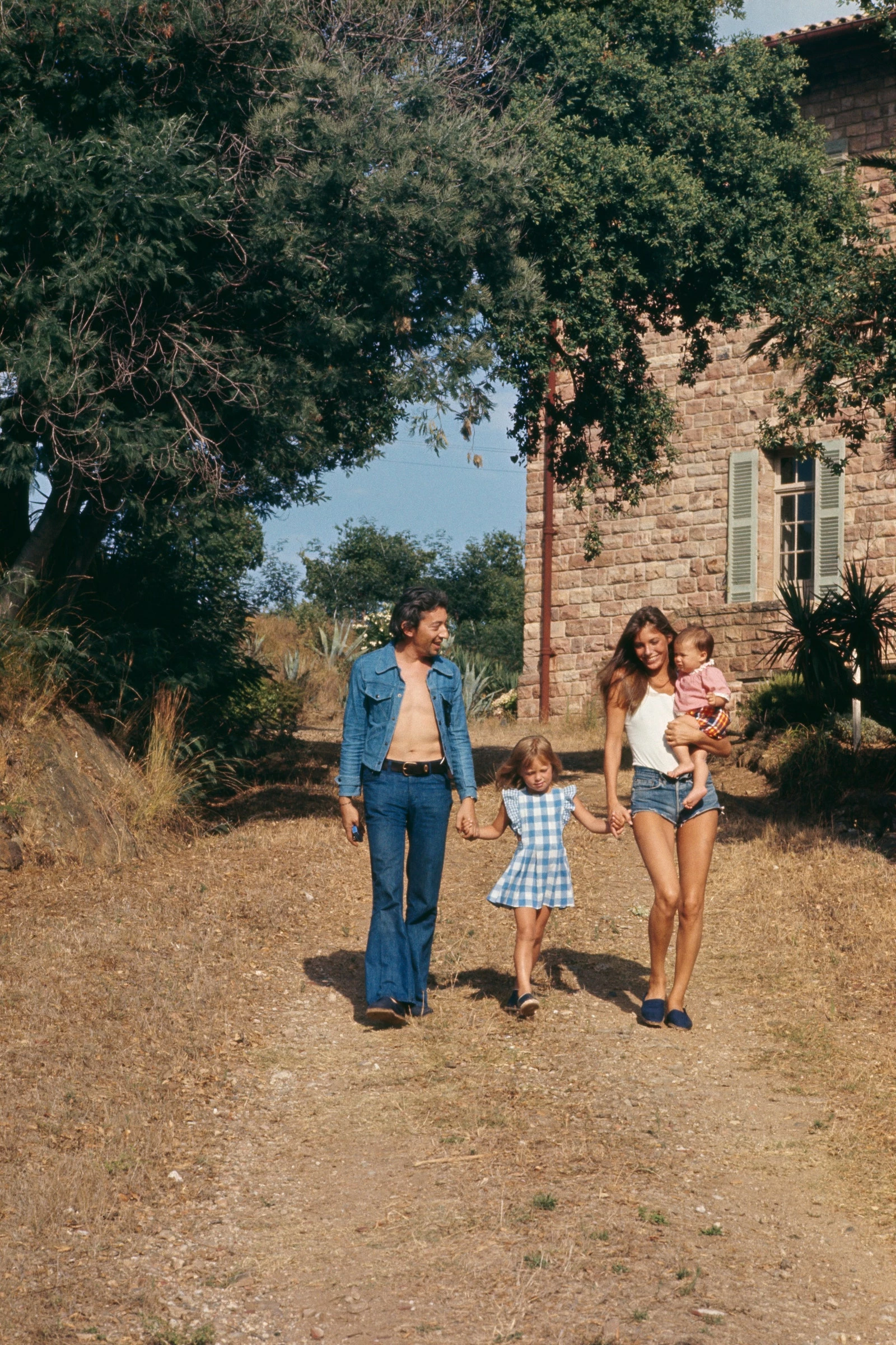 Джейн Біркін з Сержем Генсбуром і доньками Кейт і Шарлоттою під час подорожі до Сен-Тропе, Франція, 1972 рік