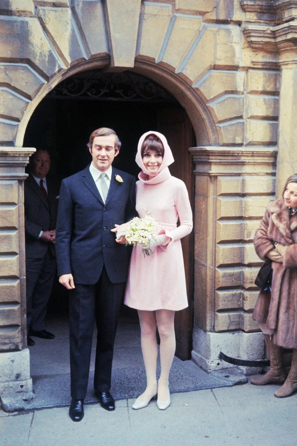 Кінозірка Одрі Гепберн позує в рожевій сукні Givenchy зі своїм новим чоловіком, італійським доктором Андреа Дотті, після їхнього весілля 18 січня 1969 року.