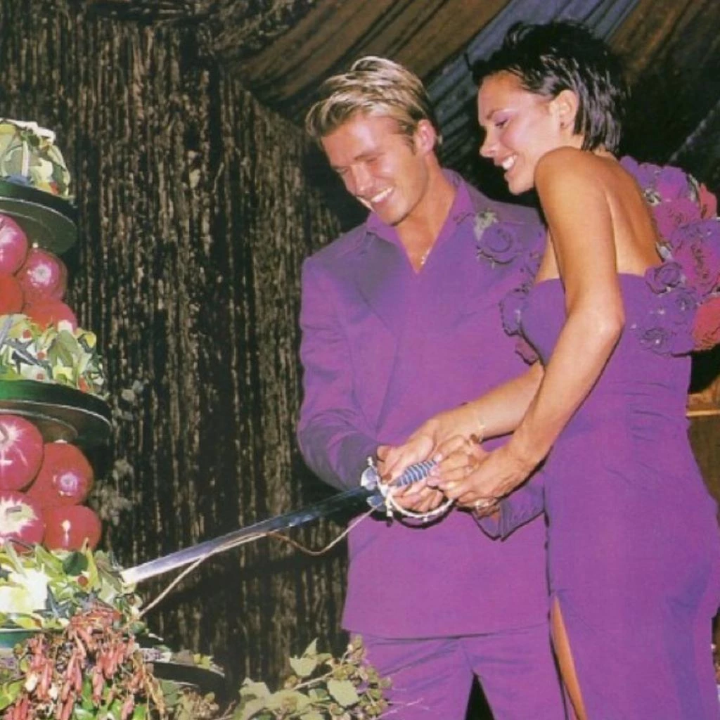 Вікторія Бекхем і Девід Бекхем на весіллі 4 липня 1999 року. Ця фіолетова сукня була другою, яку Вікторія одягла під час церемонії.