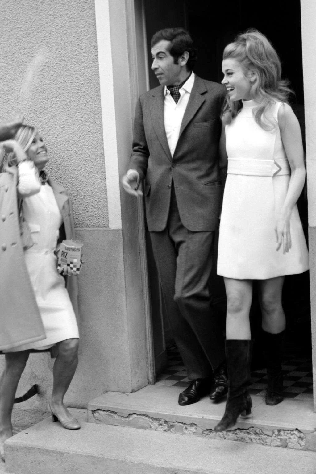 Французький режисер Роджер Вадім і американська актриса Джейн Фонда в білій мінісукні на своєму весіллі 19 травня 1967 року.