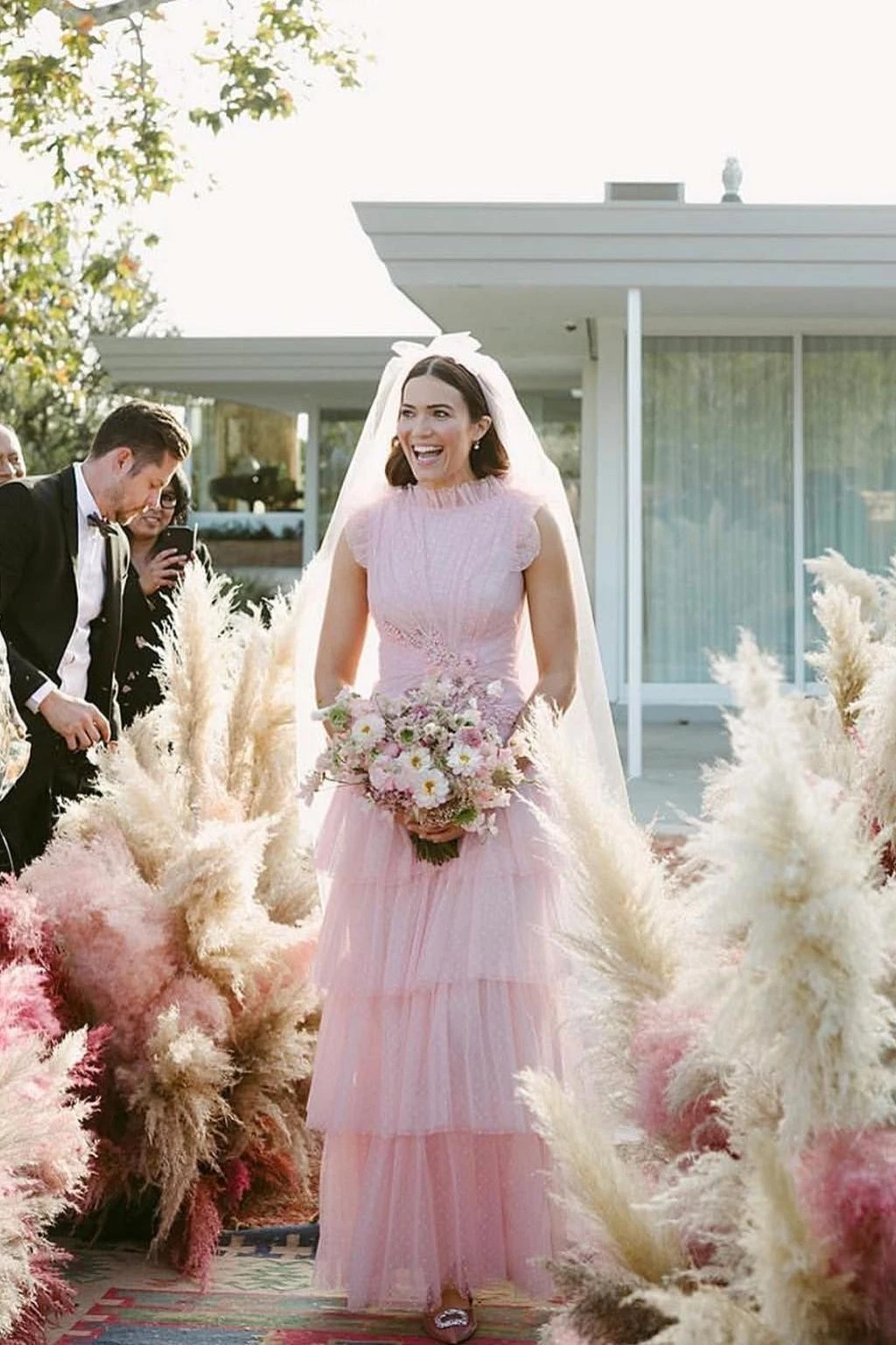 Весілля Менді Мур з Тейлором Голдсмітом у 2018 році. Актриса одягла вишиту сукню та фату Rodarte із рожевого тюлю.