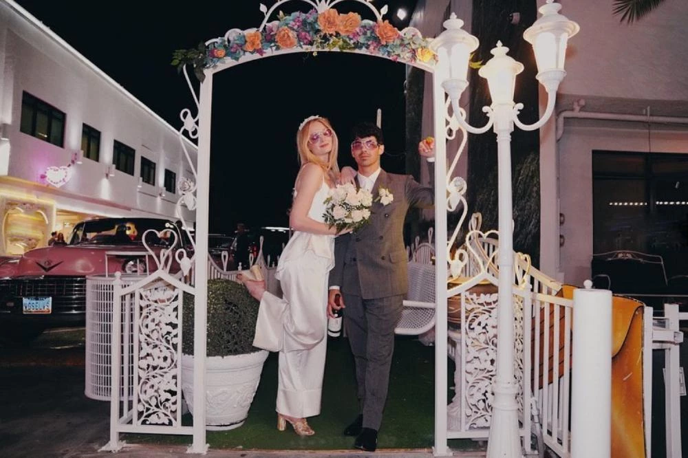 Софі Тернер в білому комбінезоні українського бренду Bevza на імпровізованому весіллі у Лас-Вегасі у травні 2019 року.