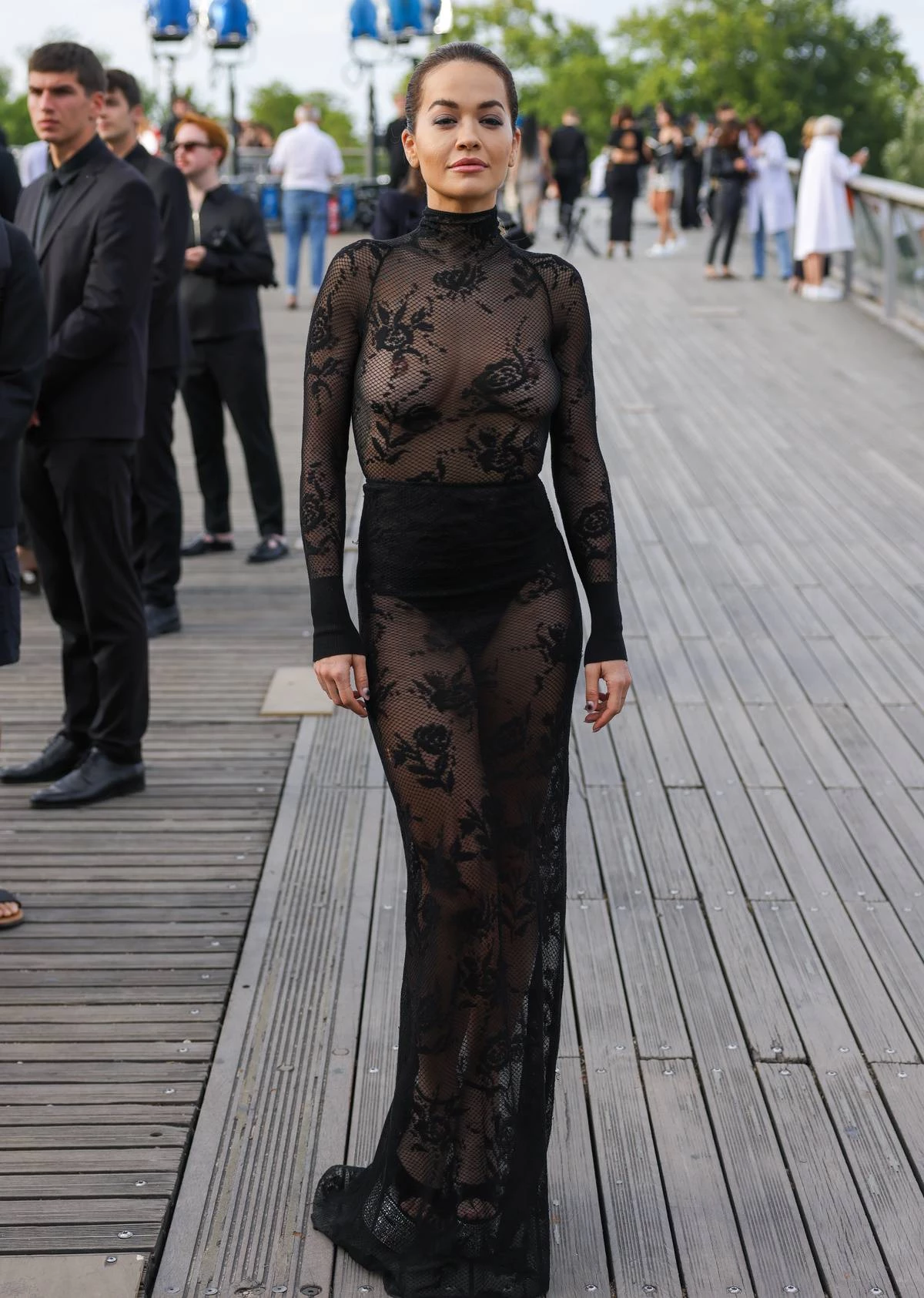 Ріта Ора в "голій" сукні під час показу Alaïa в Парижі