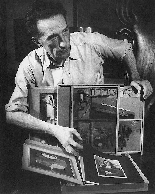 Марсель Дюшан в таунхаусі Пеггі Гуггенхайм, Нью-Йорк, серпень 1942 р.