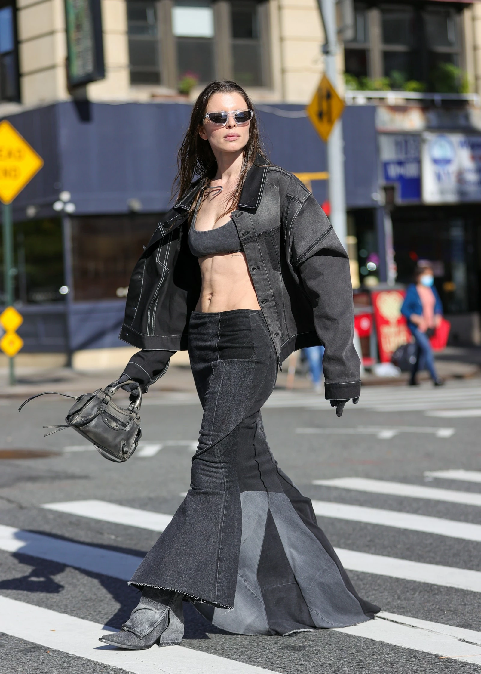 Джулія Фокс в чорному total look: джинсовому бомбері та джинсовій спідниці в стилі 