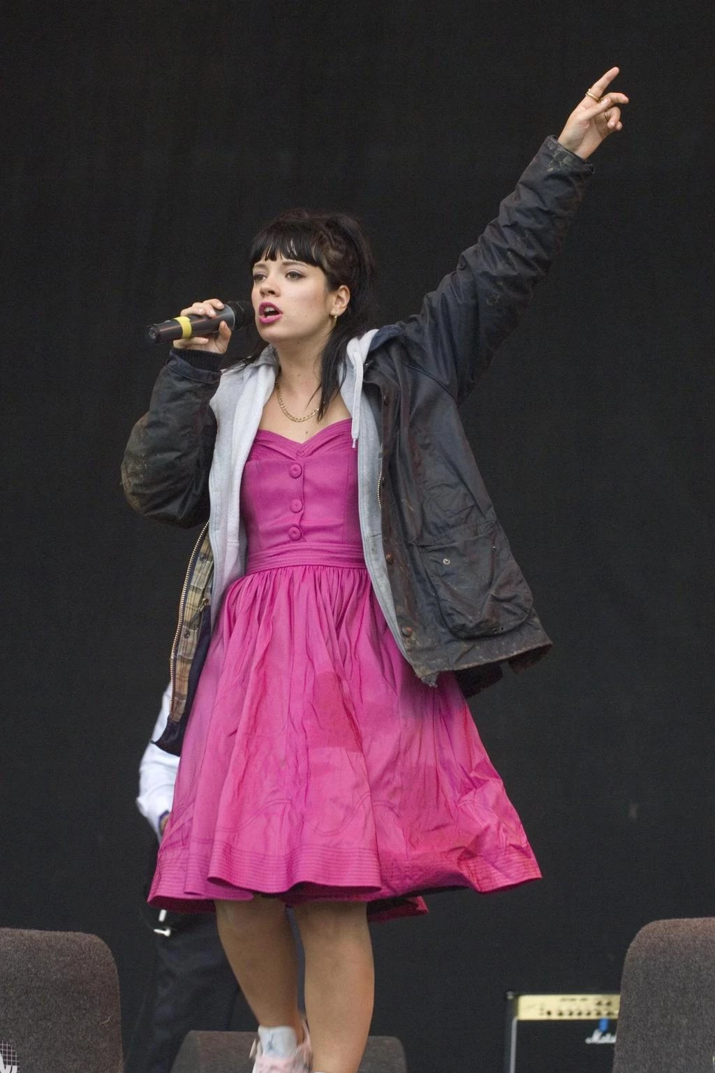 Лілі Аллен виступає на Glastonbury у 2007 році
