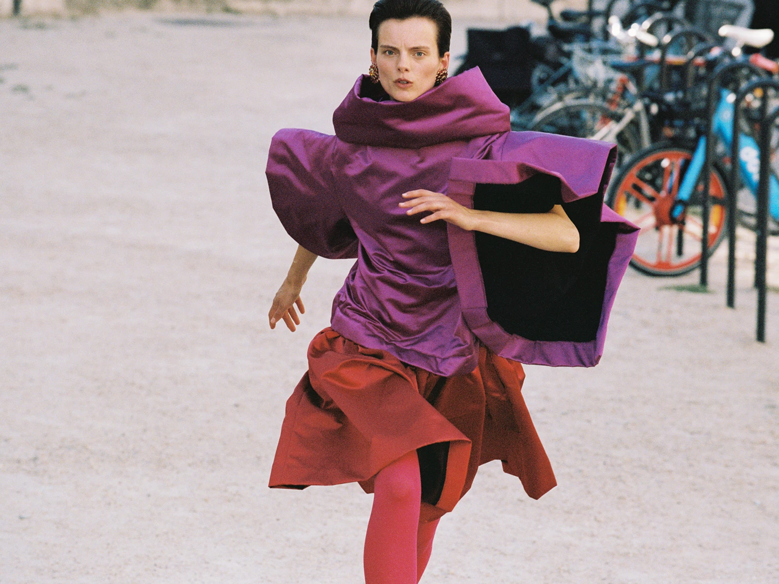 Сукня з поліестеру, Comme des Garçons. Колготки, Calzedonia. Сережки, латунь, вінтаж Yves Saint Laurent Haute Couture (4 Element)