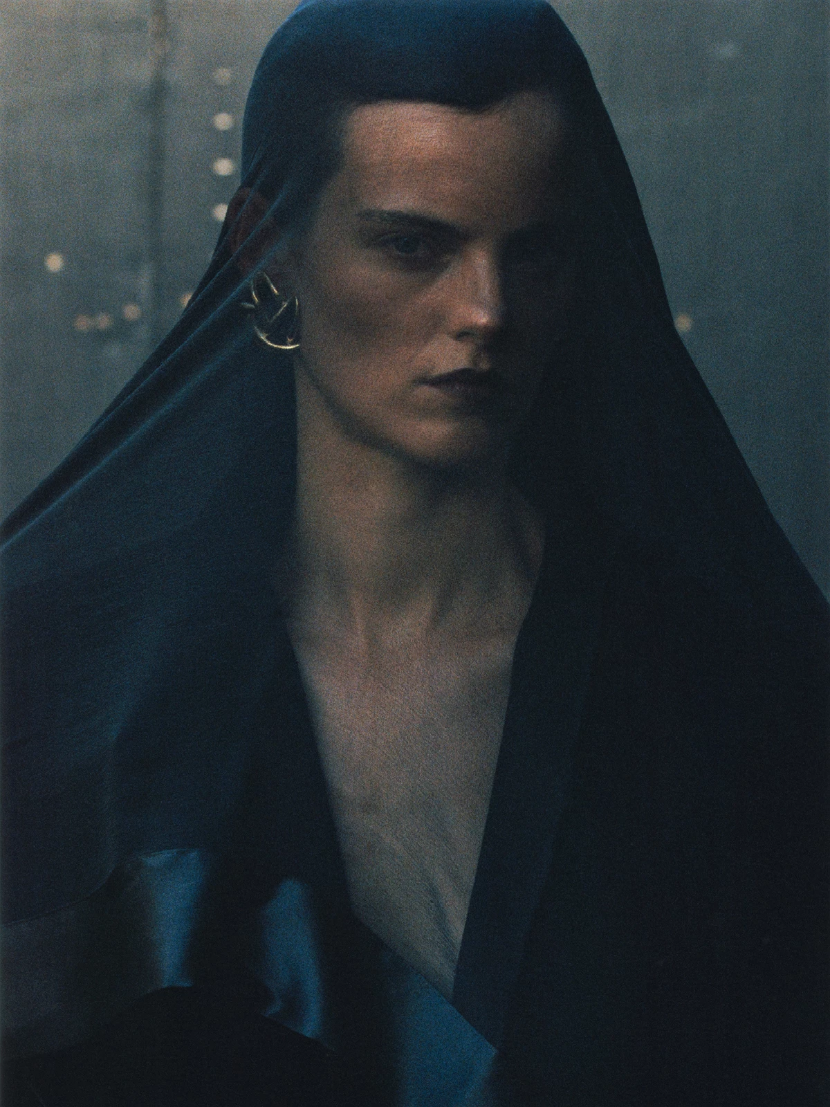 Вовняний жакет, шовкова хустка, вдягнута як вуаль, сережки, латунь, усе — Saint Laurent by Anthony Vaccarello