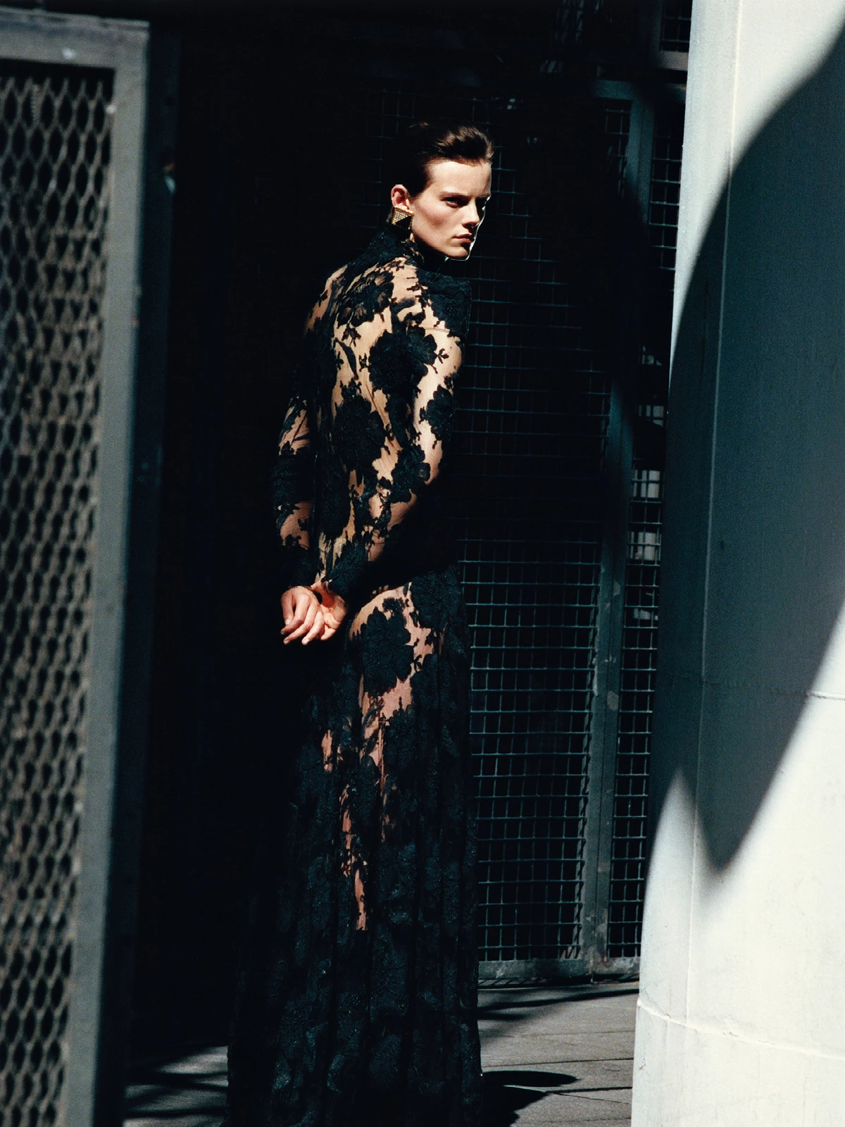 Сукня з мережива, Balenciaga. Сережки, латунь, вінтаж Valentino Haute Couture (4 Element). Шкіряні чоботи, Giorgio Armani