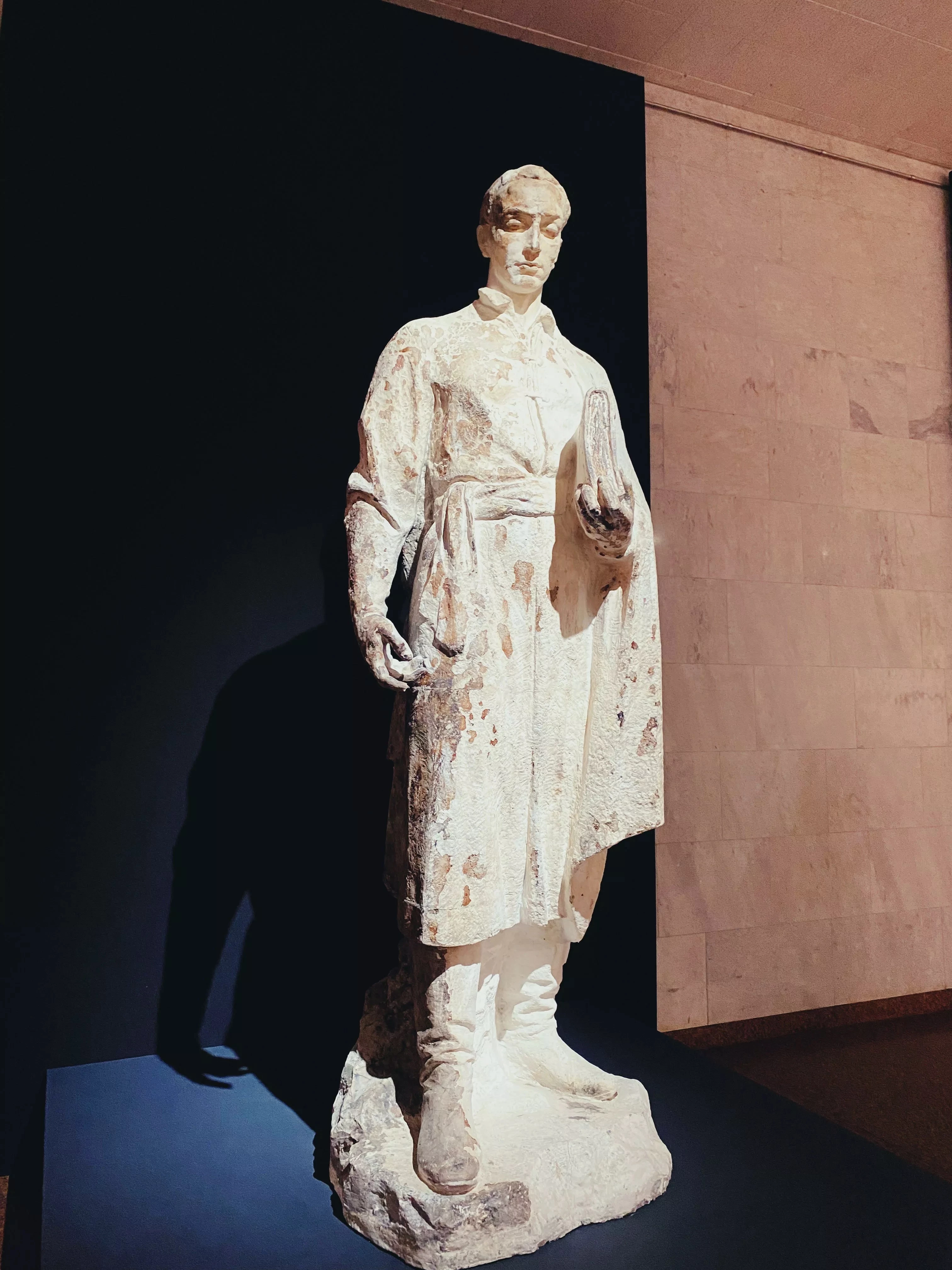 Скульптура Сковороди – майже єдине, що вціліло після того, як в травні російська ракета розбомбила музея філософа