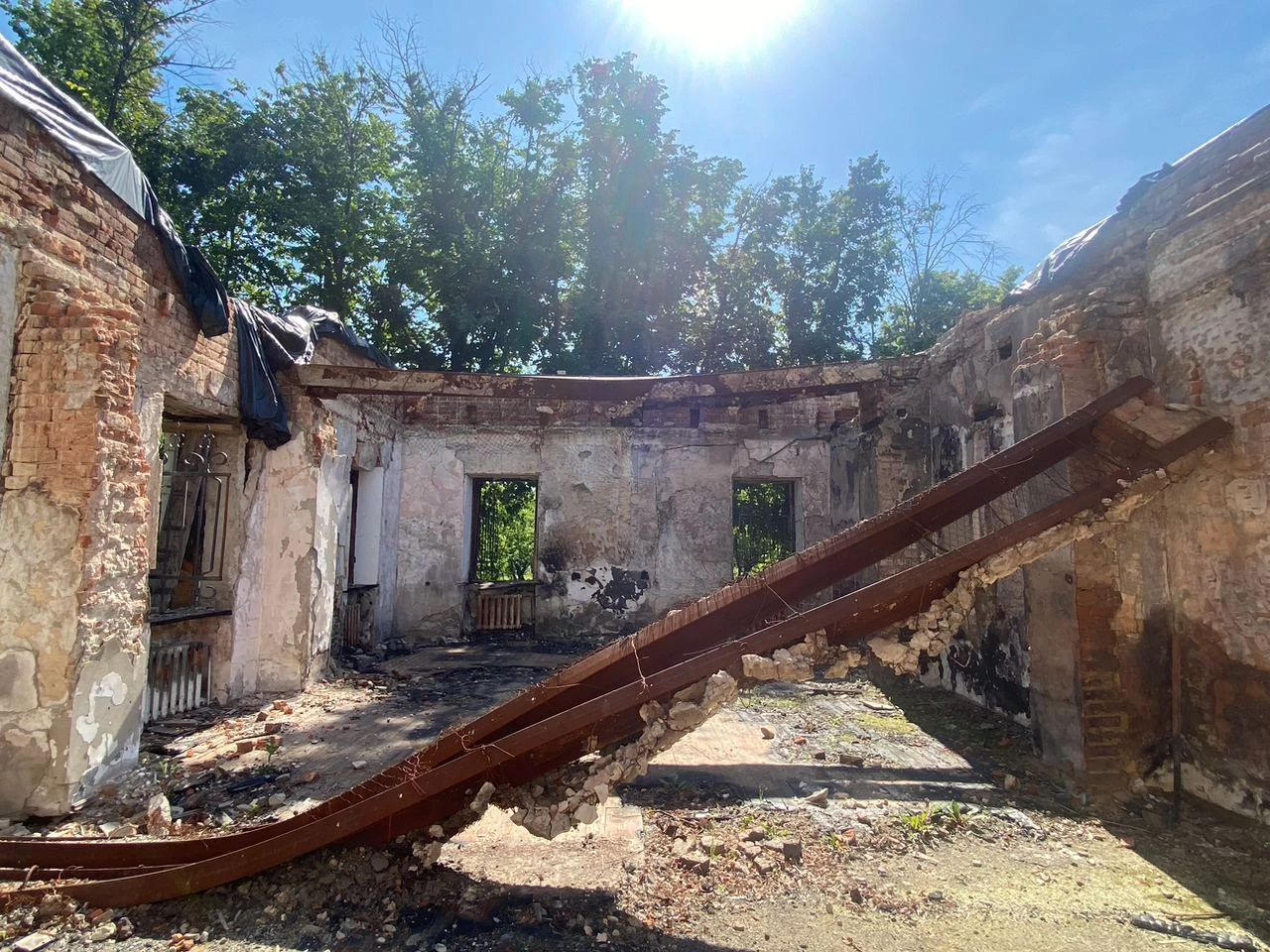Музей після влучання російської ракети Музей після влучання російської ракети