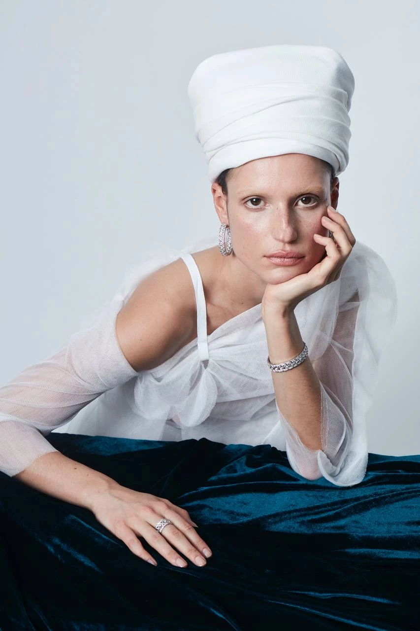 Знімання Vogue Ukraine 2018 року, для якого Олександра виготовила головні убори з білого льону, пов’язані згідно із традиційними українськими головними уборами