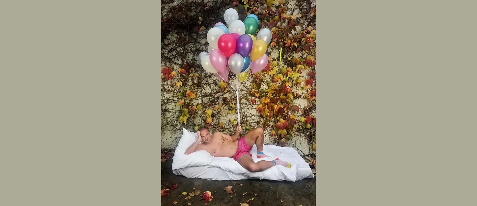 Фото: Self-Portrait with pink shorts and balloons, Paris 2017 © Juergen Teller, All rights Reserved