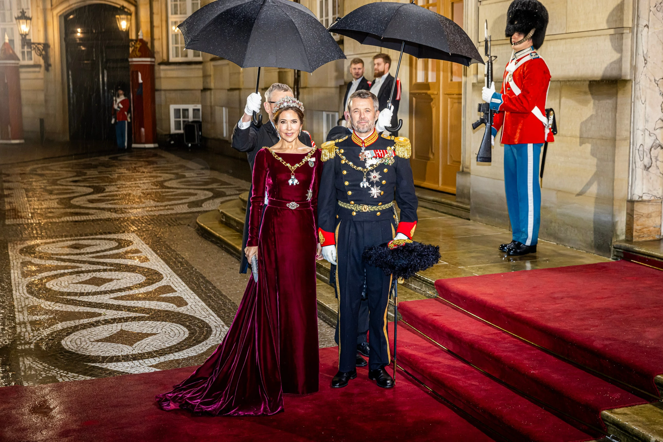 2023 рік.
Принцеса Мері вдягала цю оксамитову сукню від данського кутюр’є Біргіт Гальштейну не менше ніж на чотири новорічні святкування. Вперше вона зʼявилася в ній в 2007 році.