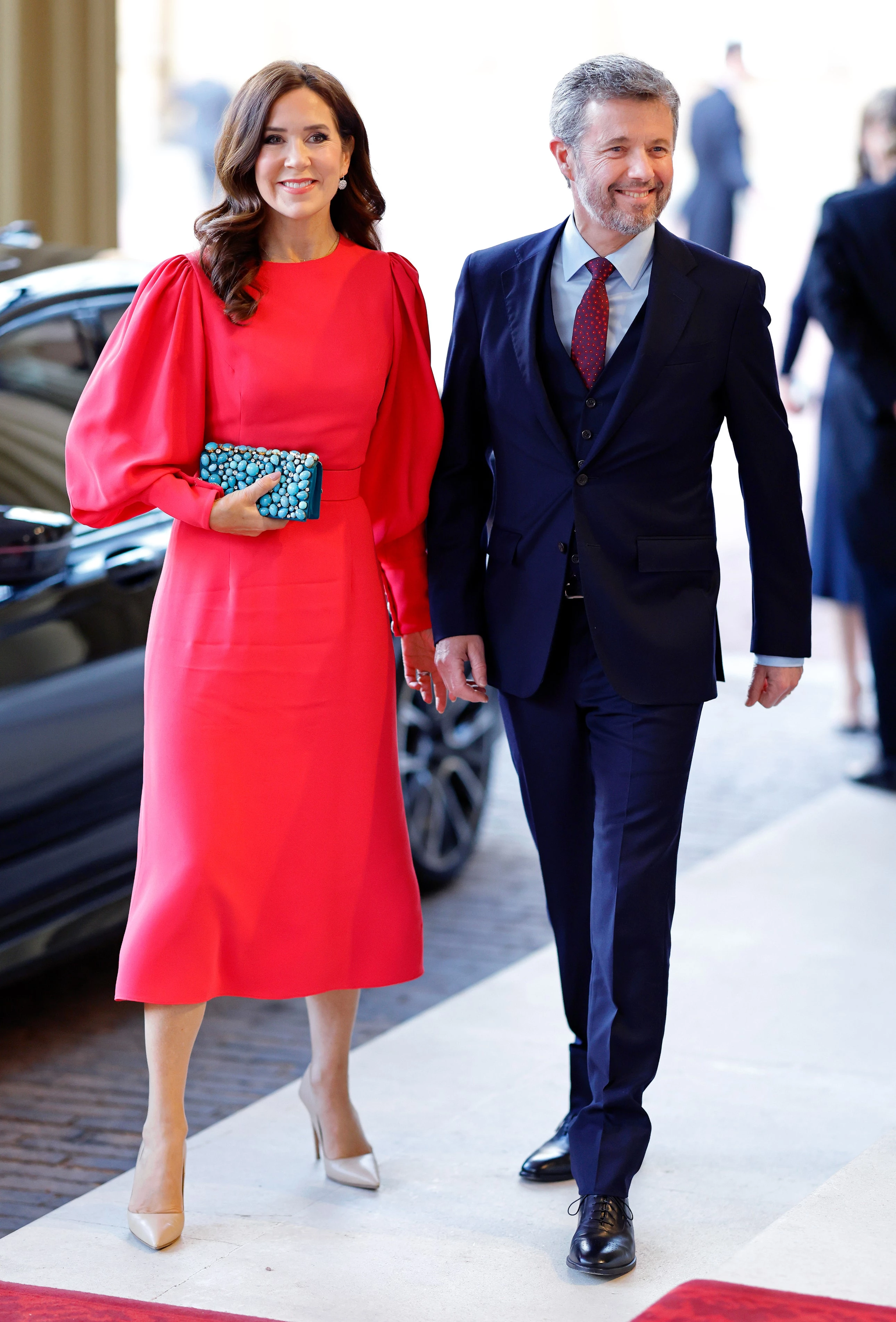 2023 рік.
У сукні Andrew GN на коронації короля Карла III.