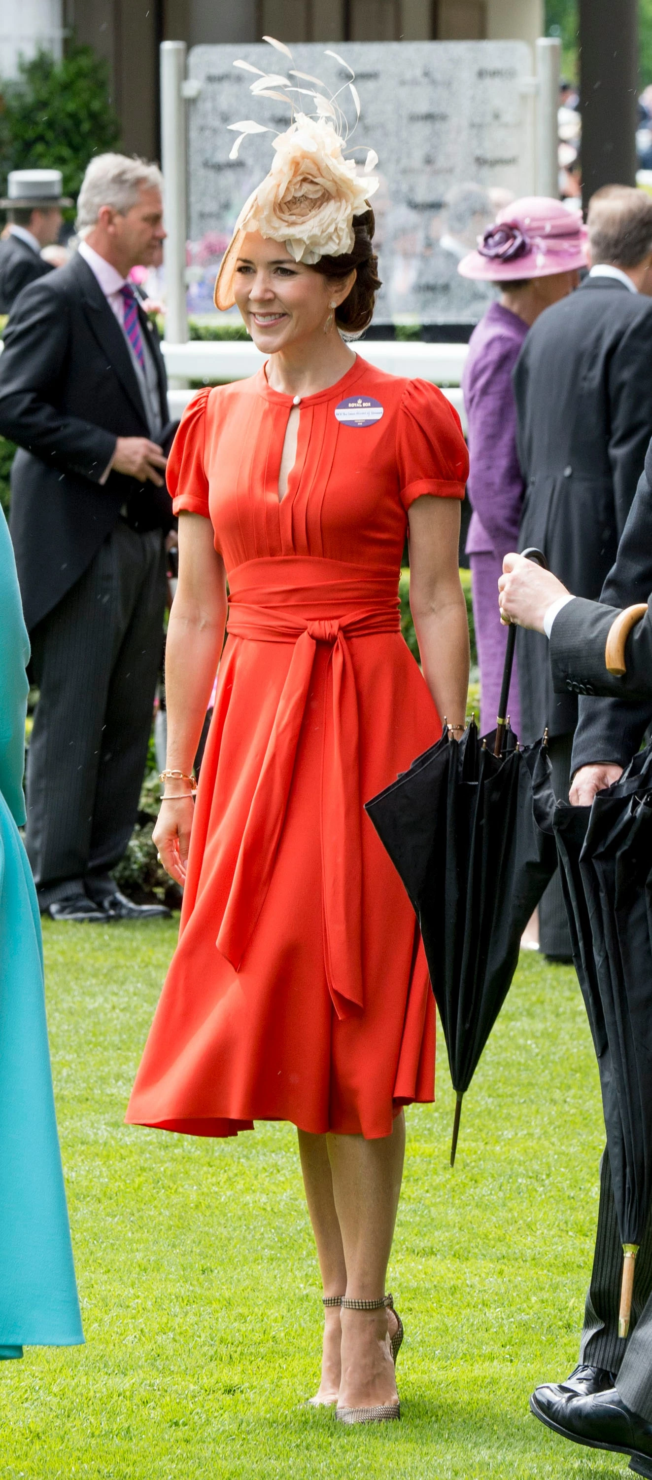 Червень 2016 року.
Принцеса Мері відвідала Royal Ascot у яскраво-червоній сукні, бежевих туфлях на шпильці та у фасинаторі.