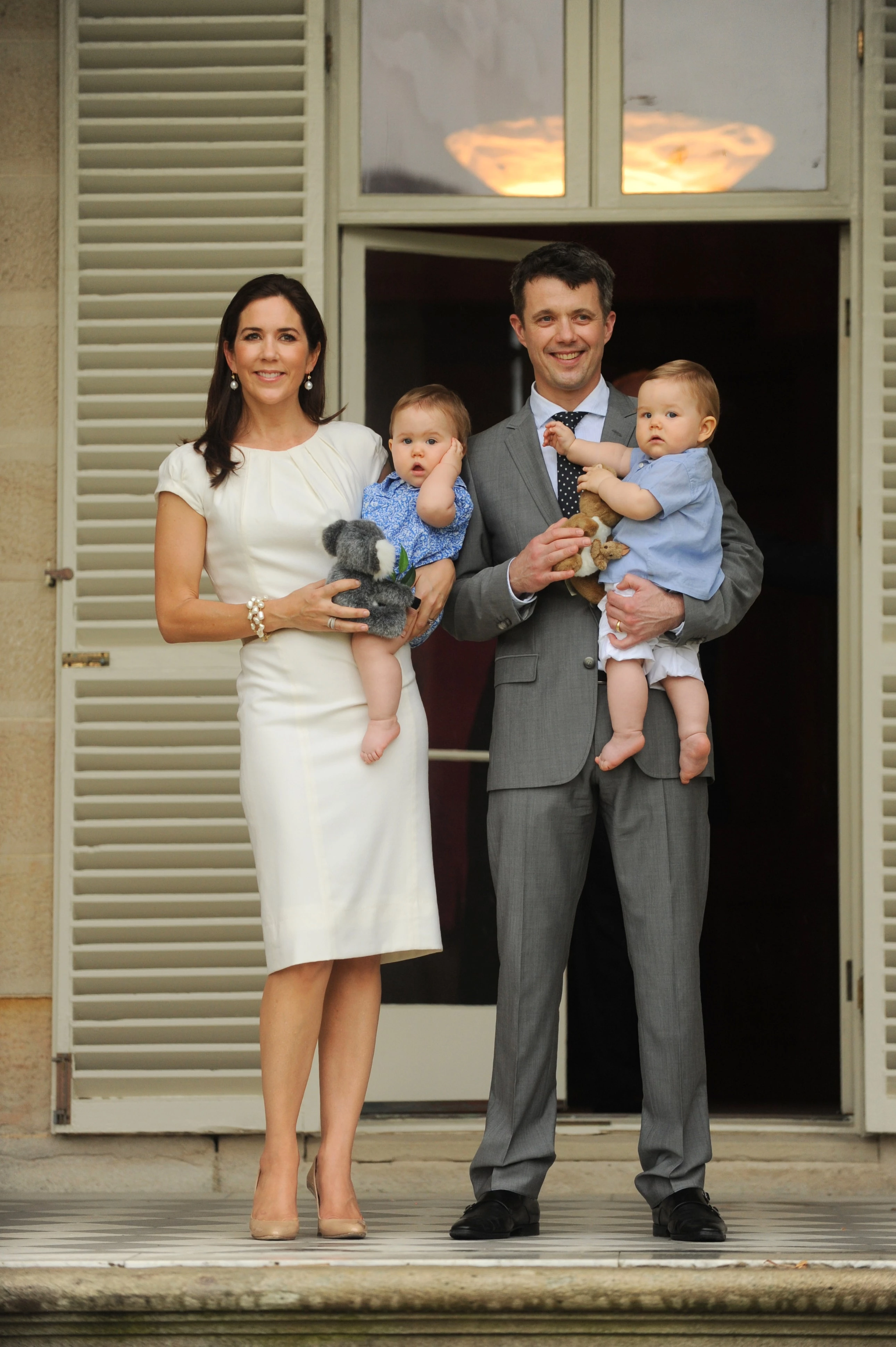 2011 рік
У простій кремовій сукні прямого крою поруч зі своїм чоловіком принцом Фредеріком та їхніми  двійнятами Жозефіною та Вінсентом.