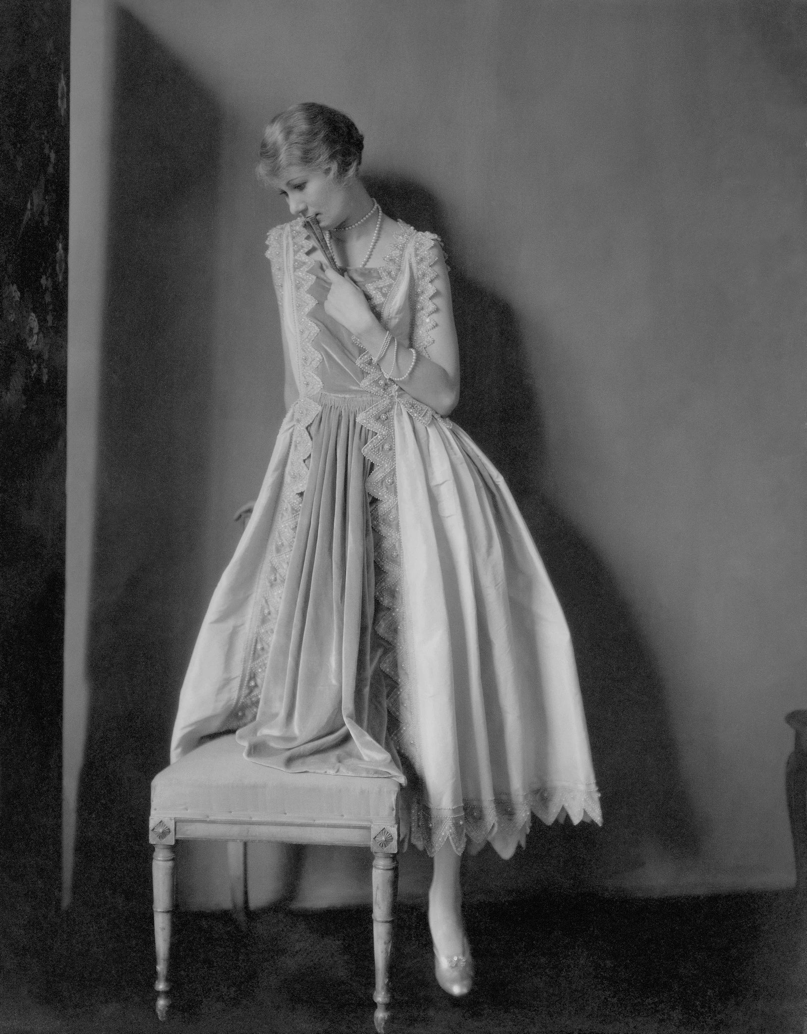 Олден Гей у сукні Lanvin з тафти та зигзагоподібного оксамитового шифону, 1924 рік