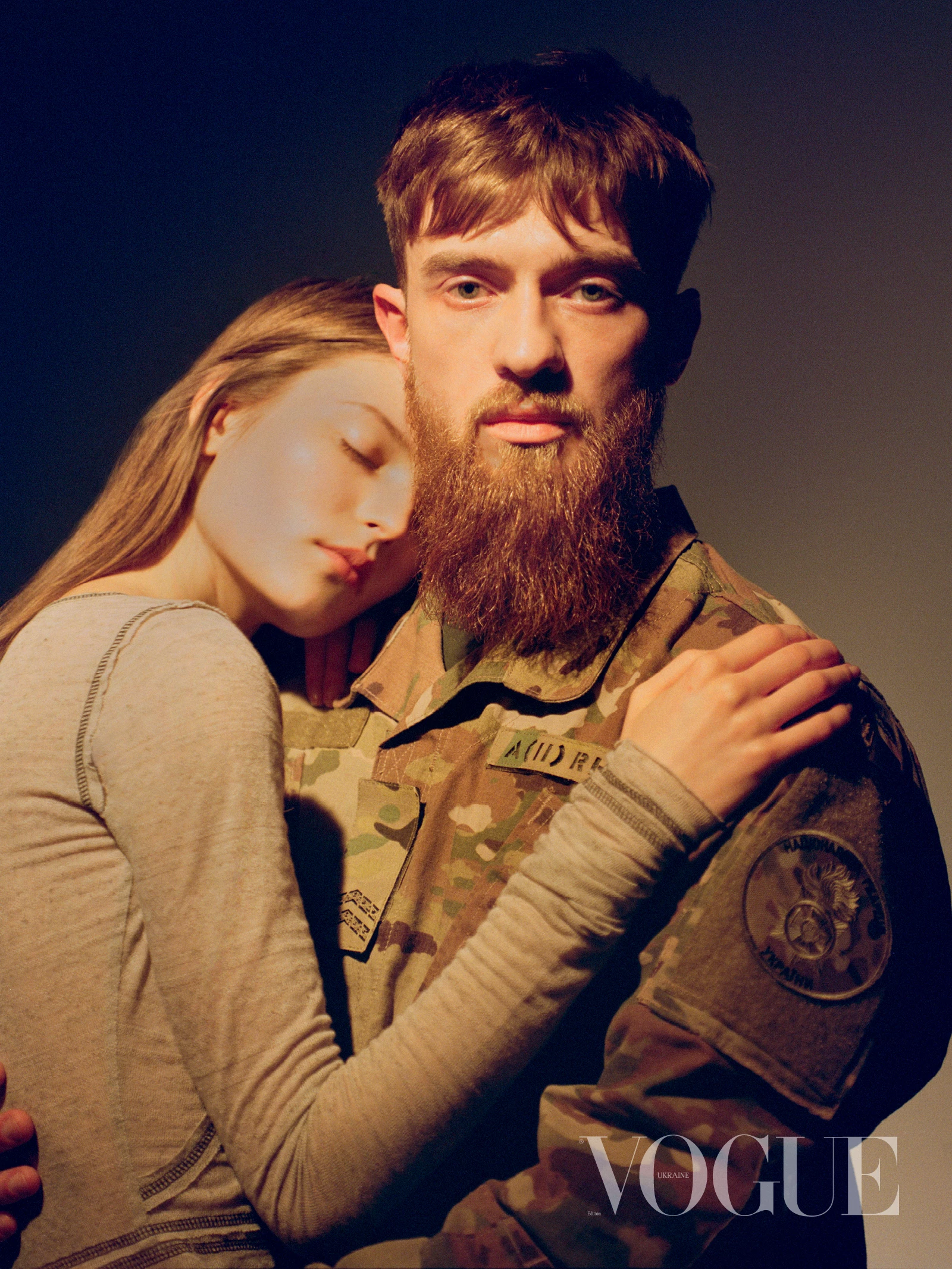 Модель Дар'я Макарова та її бойфренд, військовий на псевдо Грізлі. Фото: Бретт Ллойд, Vogue, Україна