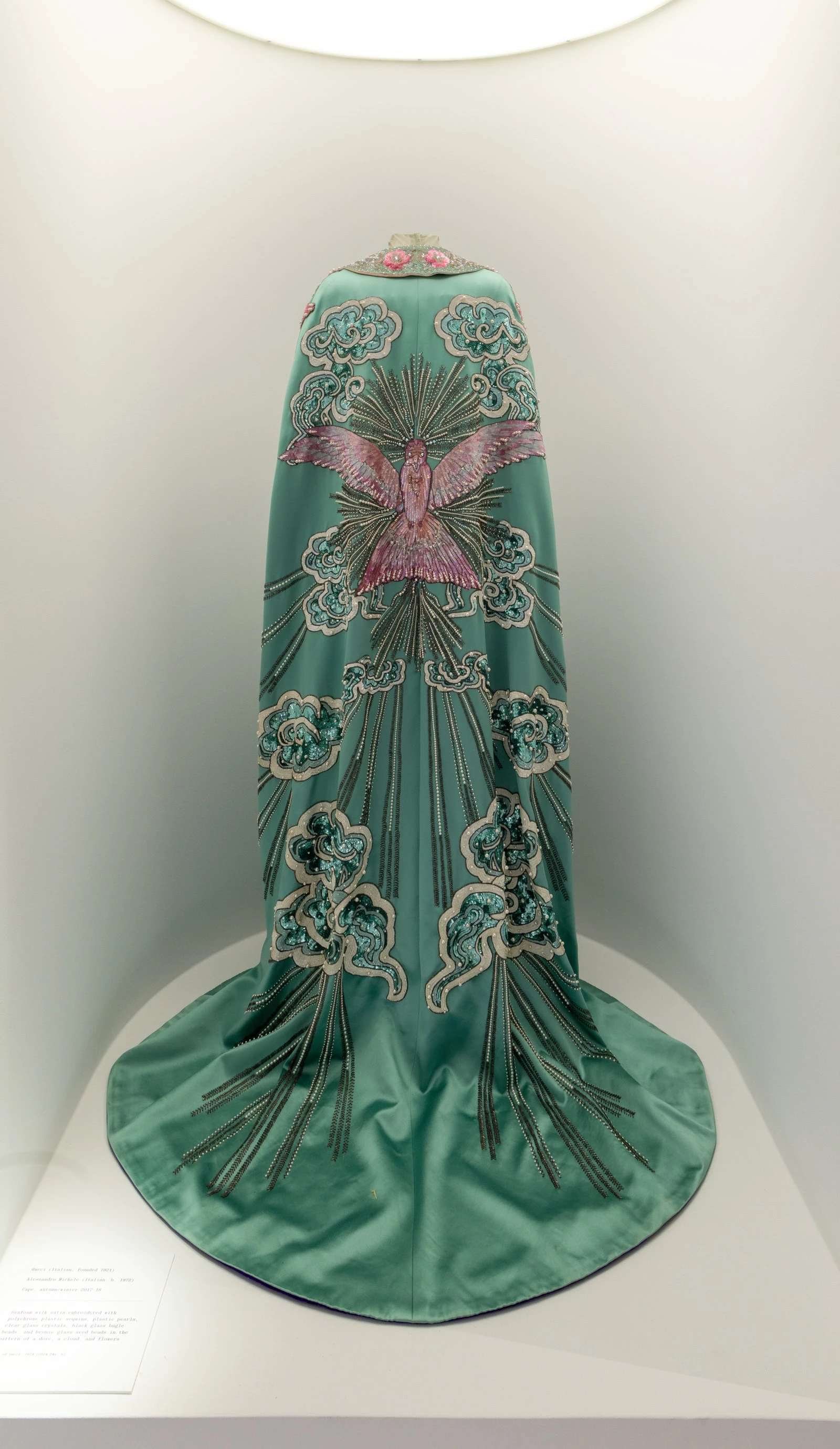 Кейп Gucci by Alessandro Michele, натхненний сукнею вище. Photo: © The Metropolitan Museum of Art
