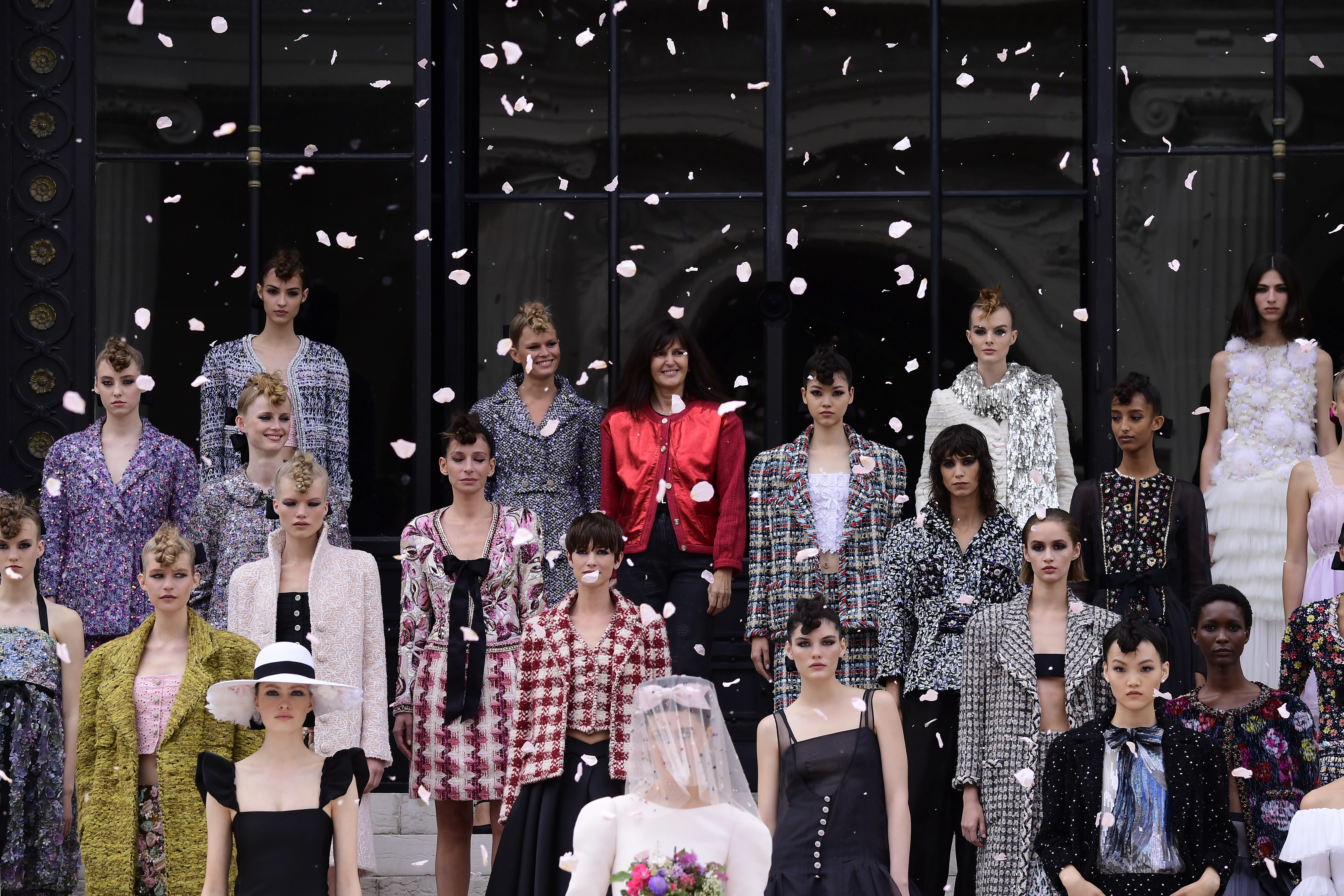 Віржині Віар у фіналі шоу Chanel Haute Couture осінь-зима 2021/2022