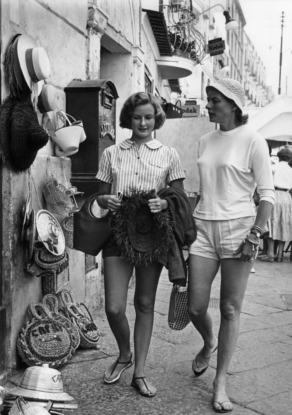 Піа (Дженні Енн) Ліндстром та Інгрід Бергман у Капрі в 1955 році. Photo: Mondadori