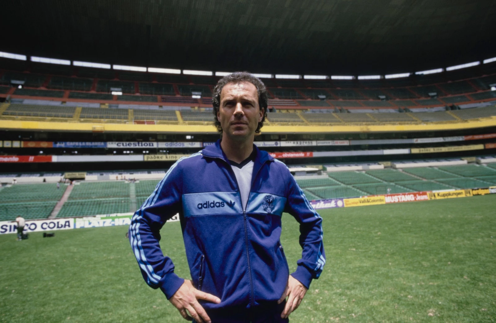 Легендарний футболіст Франц Бекенбауер, який став тренером, демонструє свій фірмовий спортивний костюм adidas на Чемпіонаті світу з футболу 1986 року