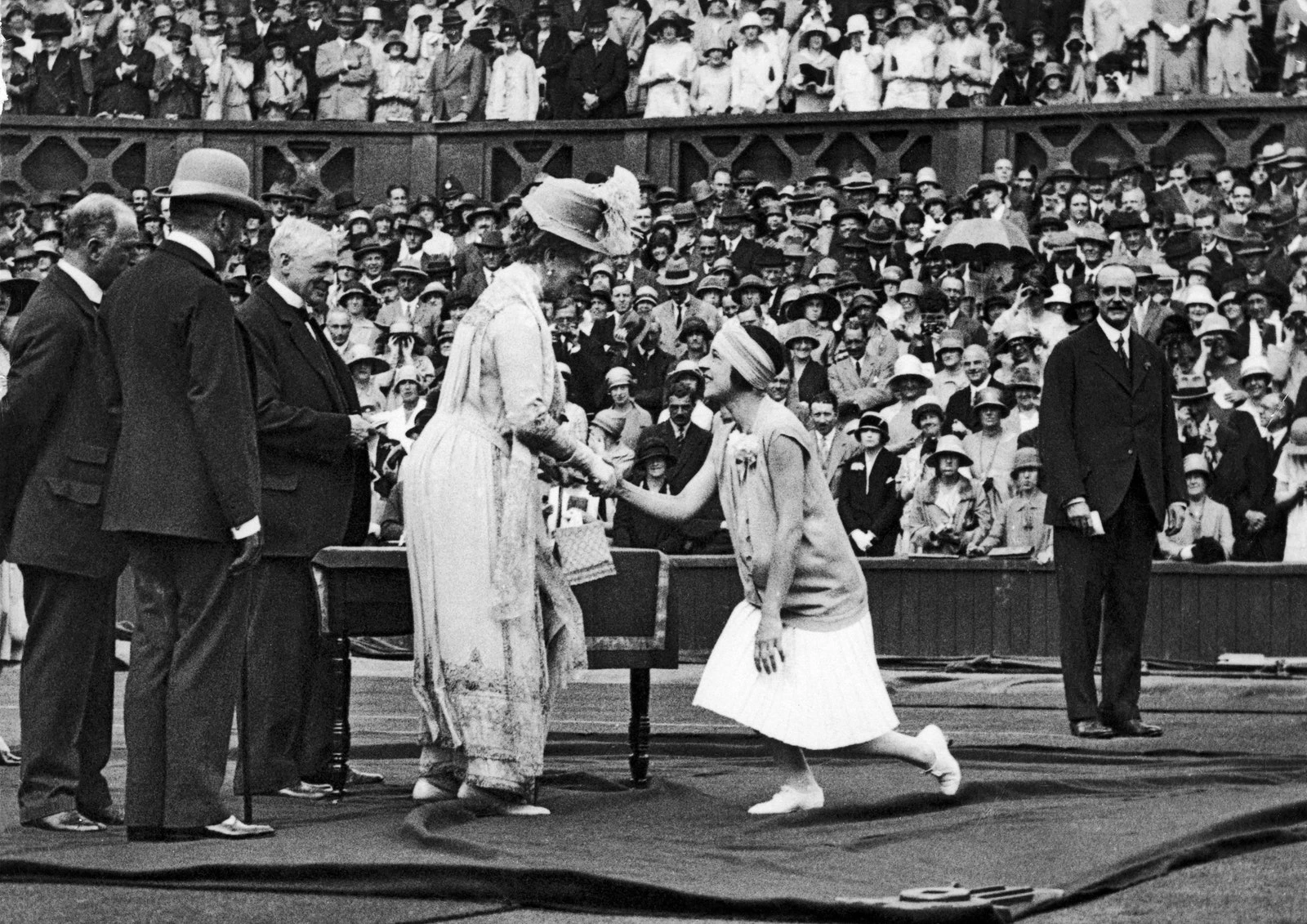 У 1925 році королева Марія, бабуся королеви Єлизавети II, вручила французькій тенісистці Сюзанні Ленглен приз на чемпіонаті. 