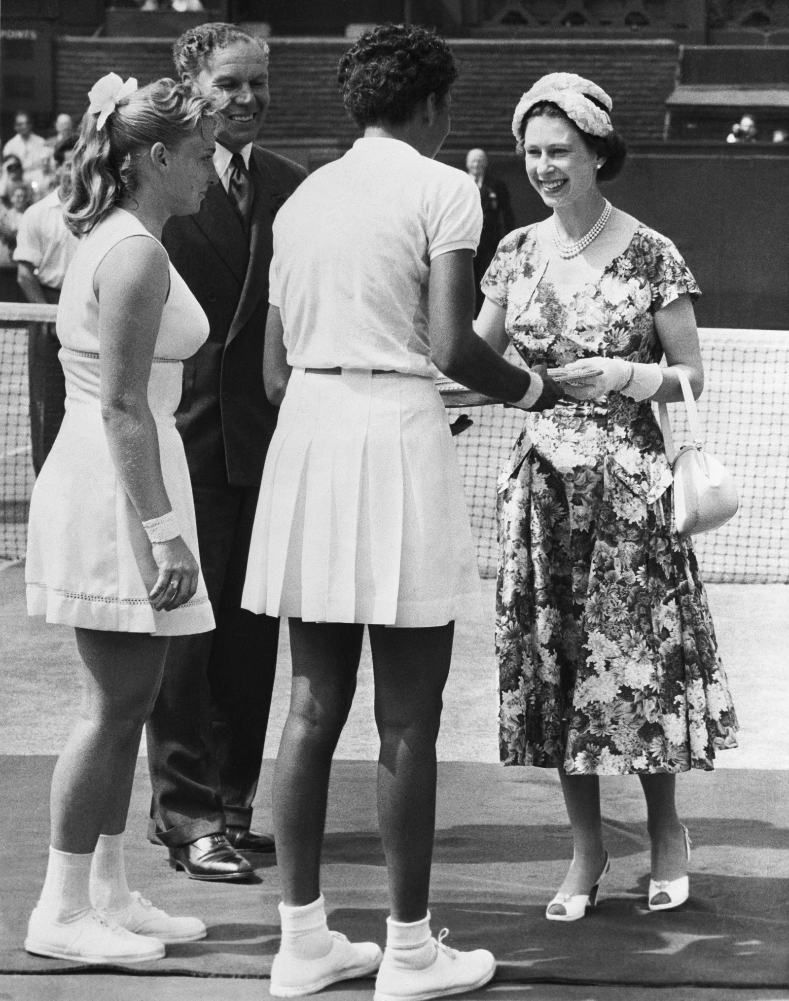 У 1957 році Єлизавета II мала чудовий вигляд у квітковій сукні, вручаючи трофей переможниці Алтеї Гібсон.