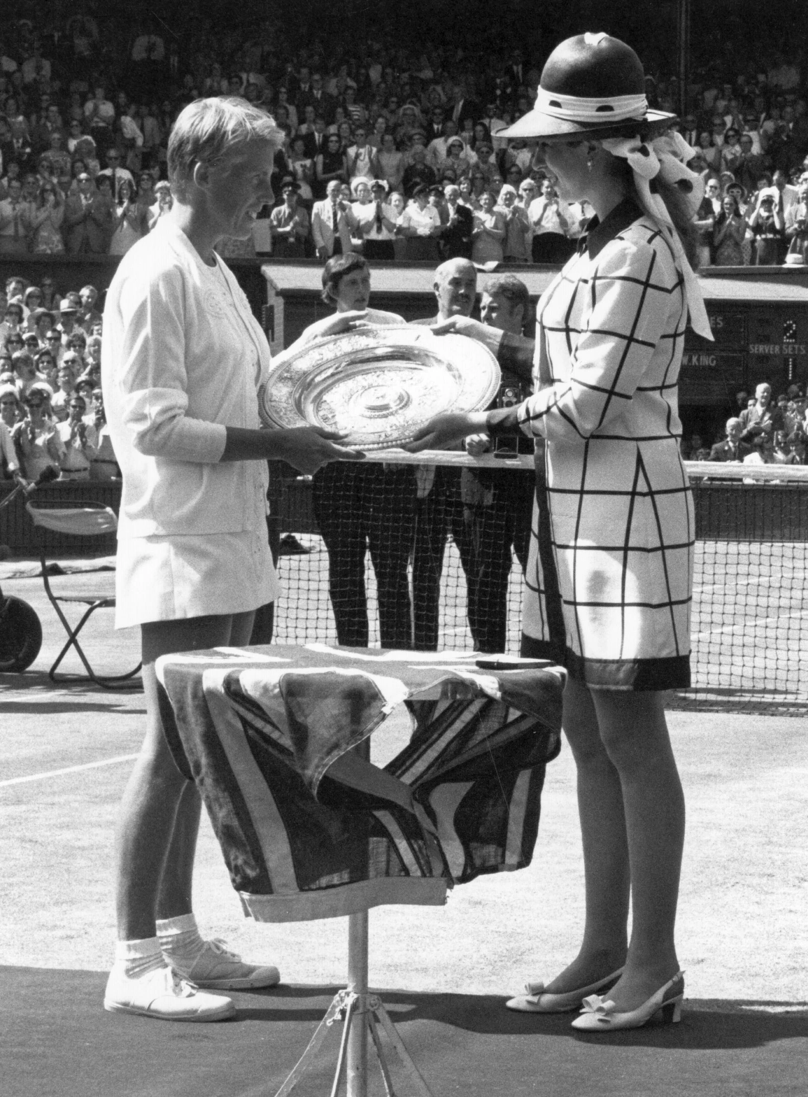 У 1969 році принцеса Анна нагородила Енн Джонс за перемогу в одиночному жіночому розряді на чемпіонаті. 18-річна принцеса вибрала графічне пальто, яке поєднала з туфлями та хусткою у горошок, зав'язаною навколо капелюха.