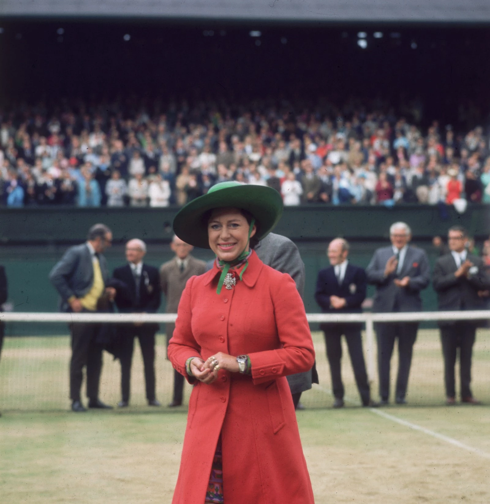 У 1970 році принцеса Маргарет вручала трофей переможцю. Сестра королеви була одягнена в червоне пальто з коміром, сукню з принтом і капелюх із широкими полями смарагдово-зеленого кольору. Її образ доповнювала велика брошка, прикріплена на шиї.