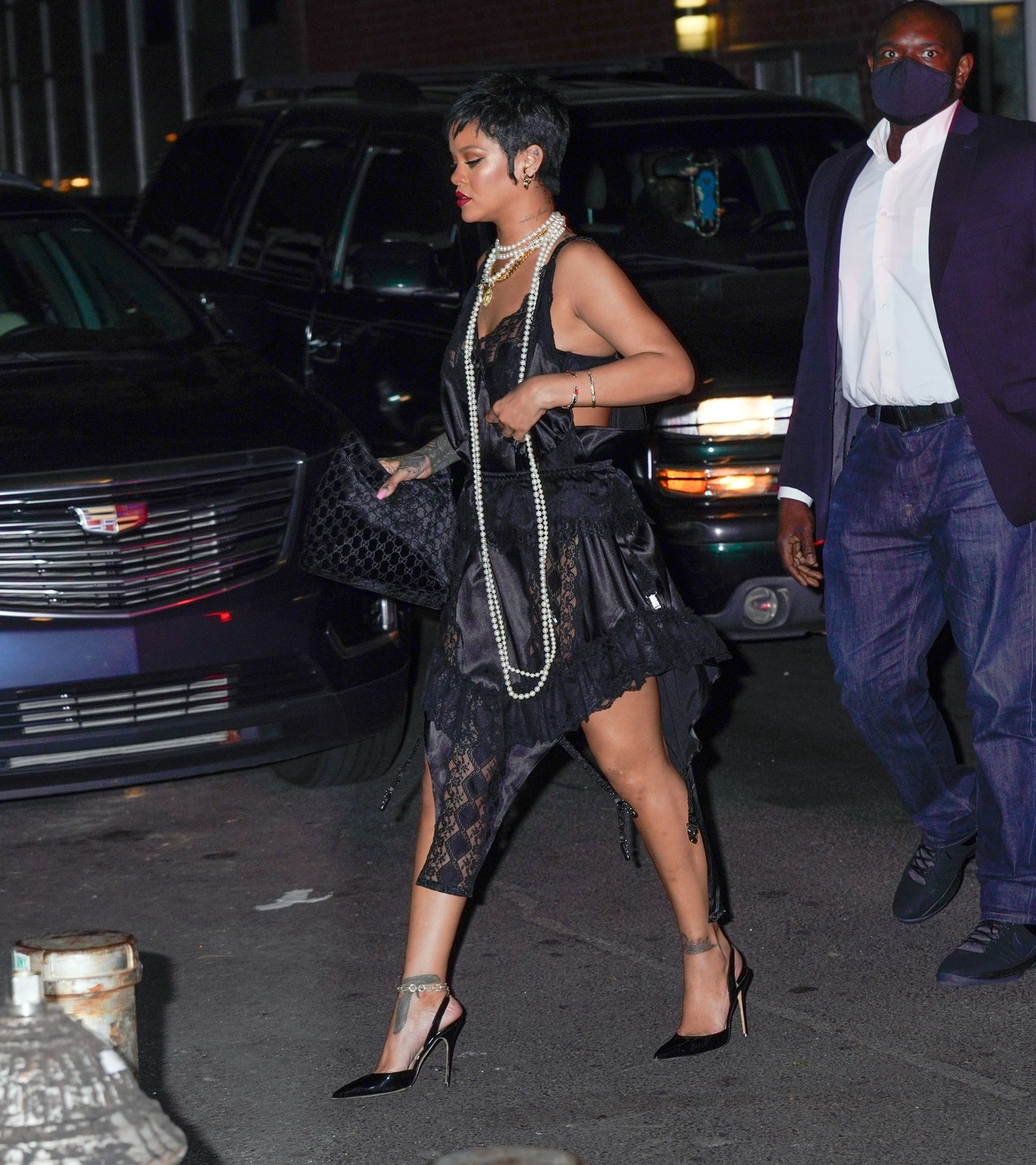 Папараці зафіксували співачку під час вечері в Нью-Йорку з вінтажною сумкою Gucci. Модель із знаменитою монограмою бренду, випущена ще у 1990-х роках.
