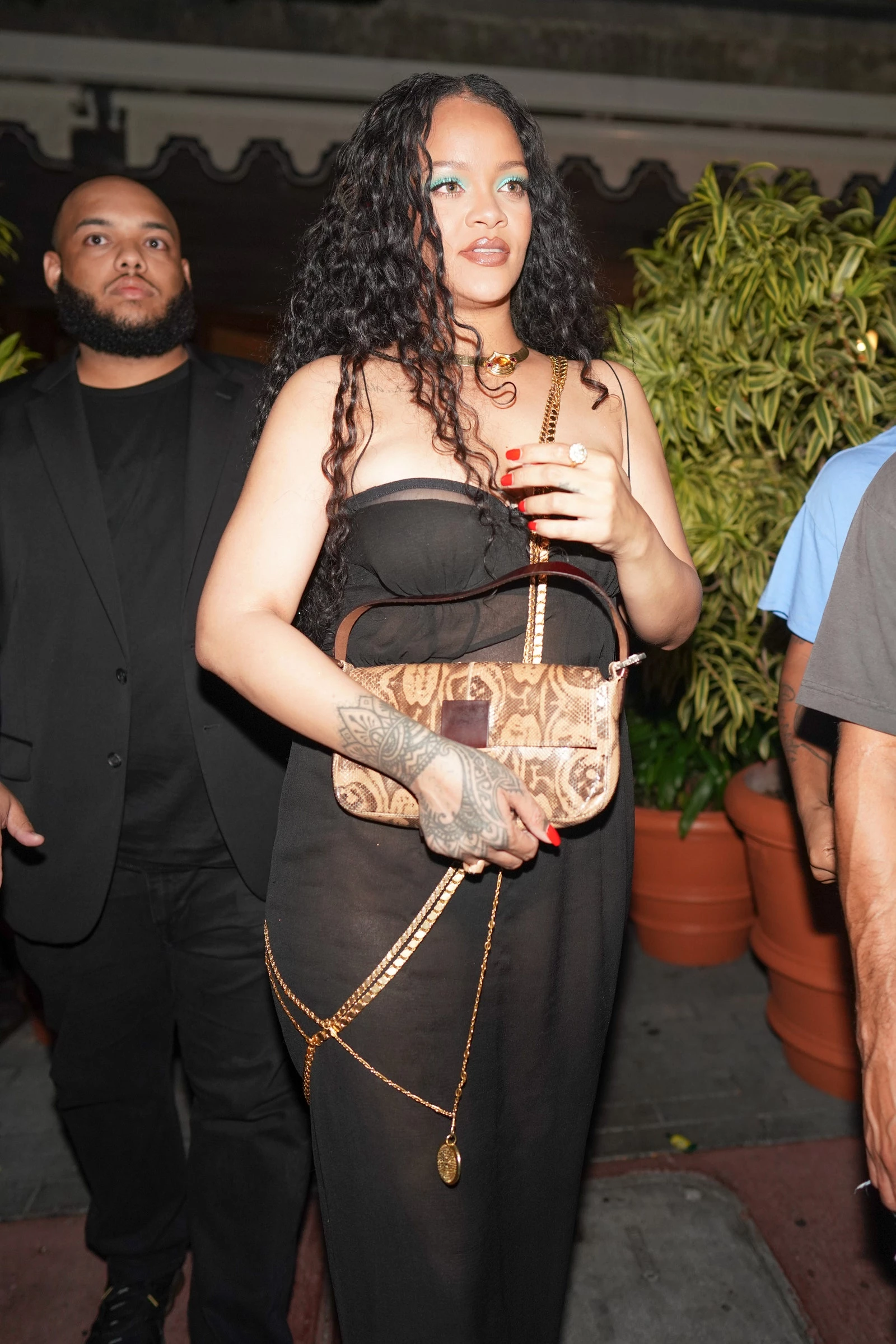Співачка обрала вінтажну сумку Fendi для вечері в Лос-Анджелесі. 