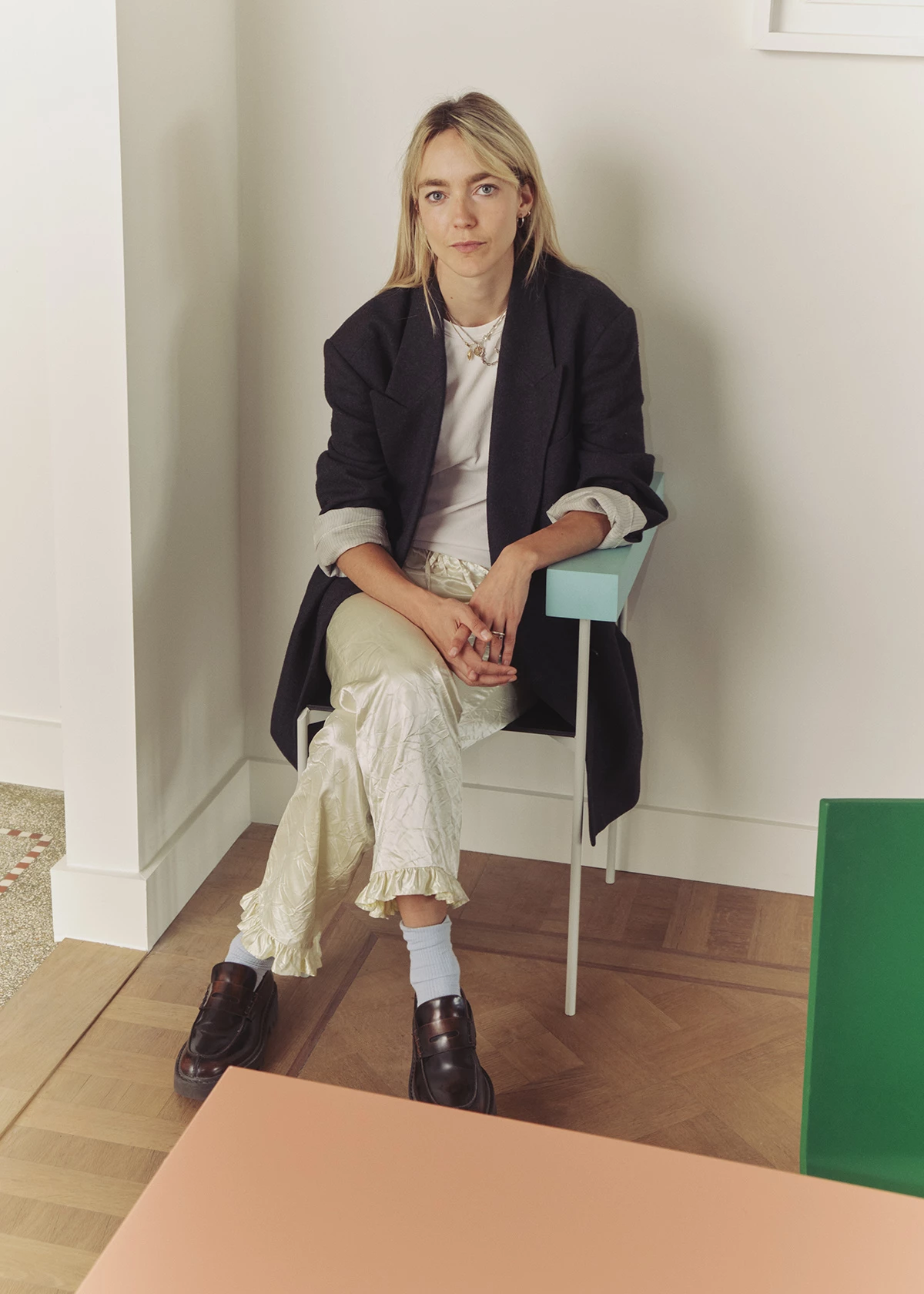 Вовняний блейзер, шкіряні лофери, усе — Dries Van Noten; штани з атласного шовку та поліестеру, Meryll Rogge; сережки, жовте золото, Woche; два підвіски, латунь, усе — D’heygere; підвісок, срібло, Wouters & Hendrix; бавовняний топ, вінтаж