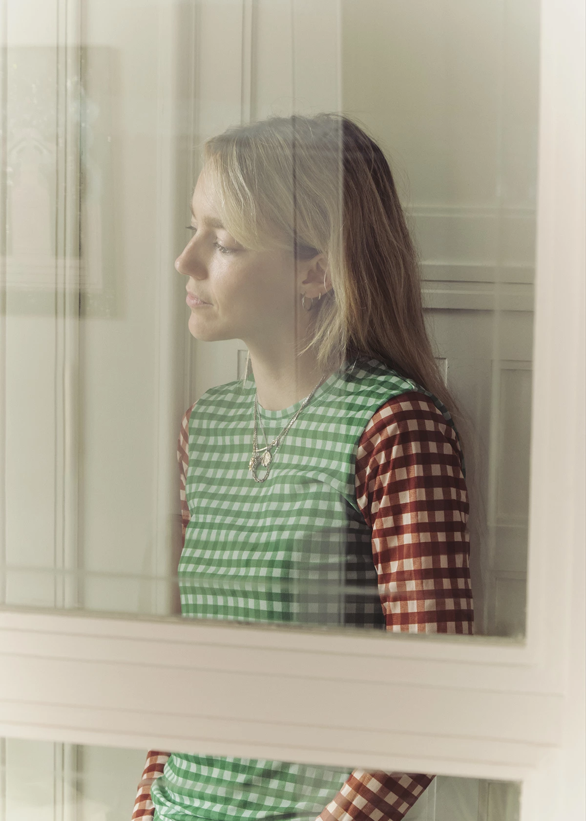 Бавовняний топ, Molly Goddard; сережки, жовте золото, Woche; два підвіски, латунь, усе — D’heygere; підвісок, срібло, Wouters & Hendrix