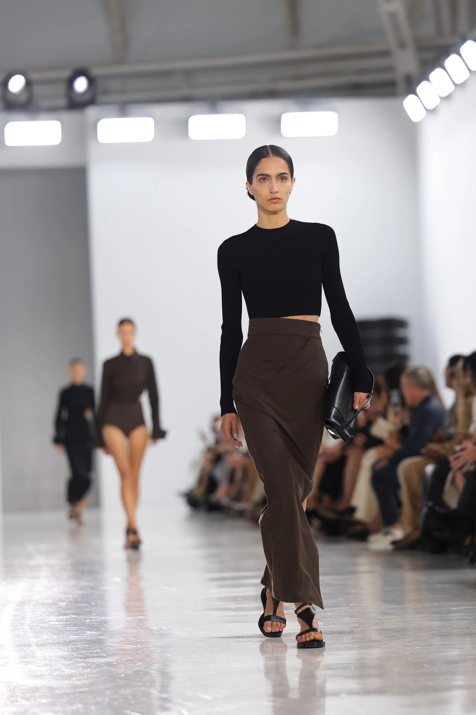 Max Mara весна-літо 2025. Photo: Jacopo Raule/Getty Images