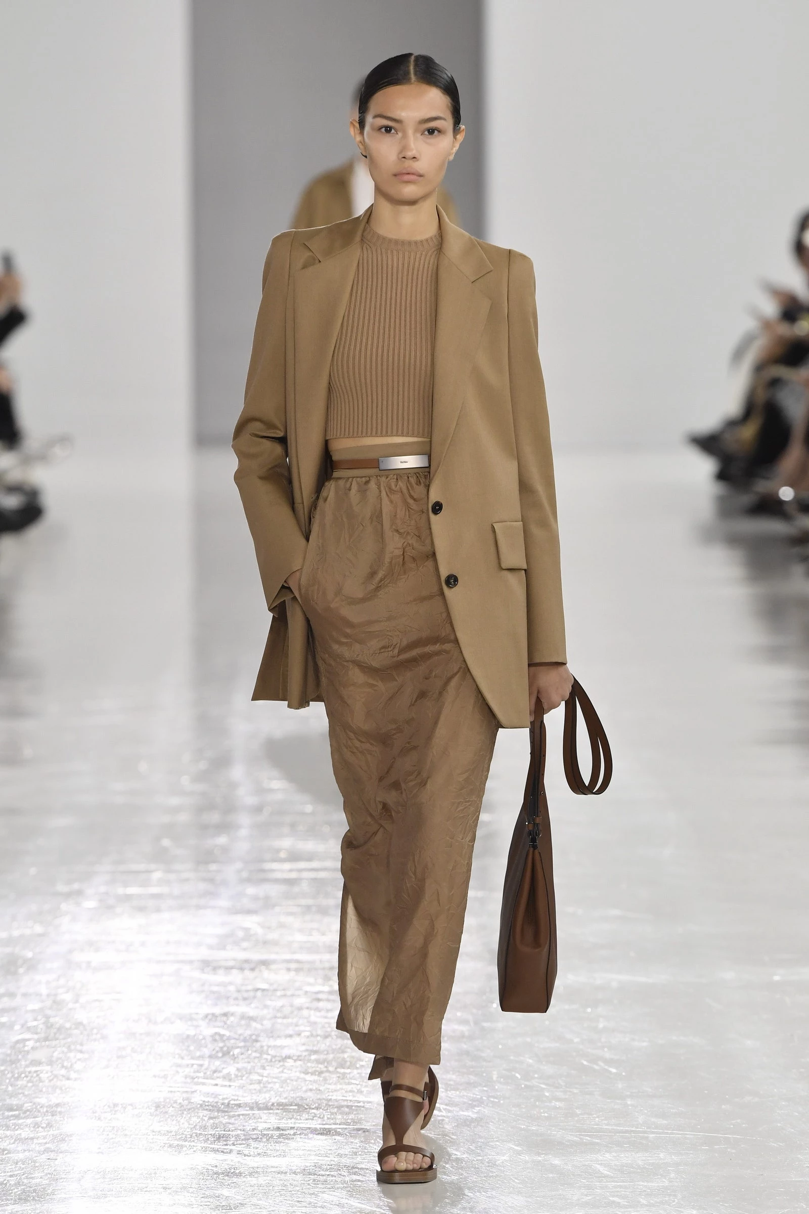 Max Mara весна-літо 2025. Photo: Victor VIRGILE/Getty Images