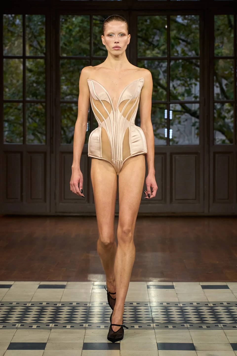 Mugler весна-літо 2025. Photo: Go Runway