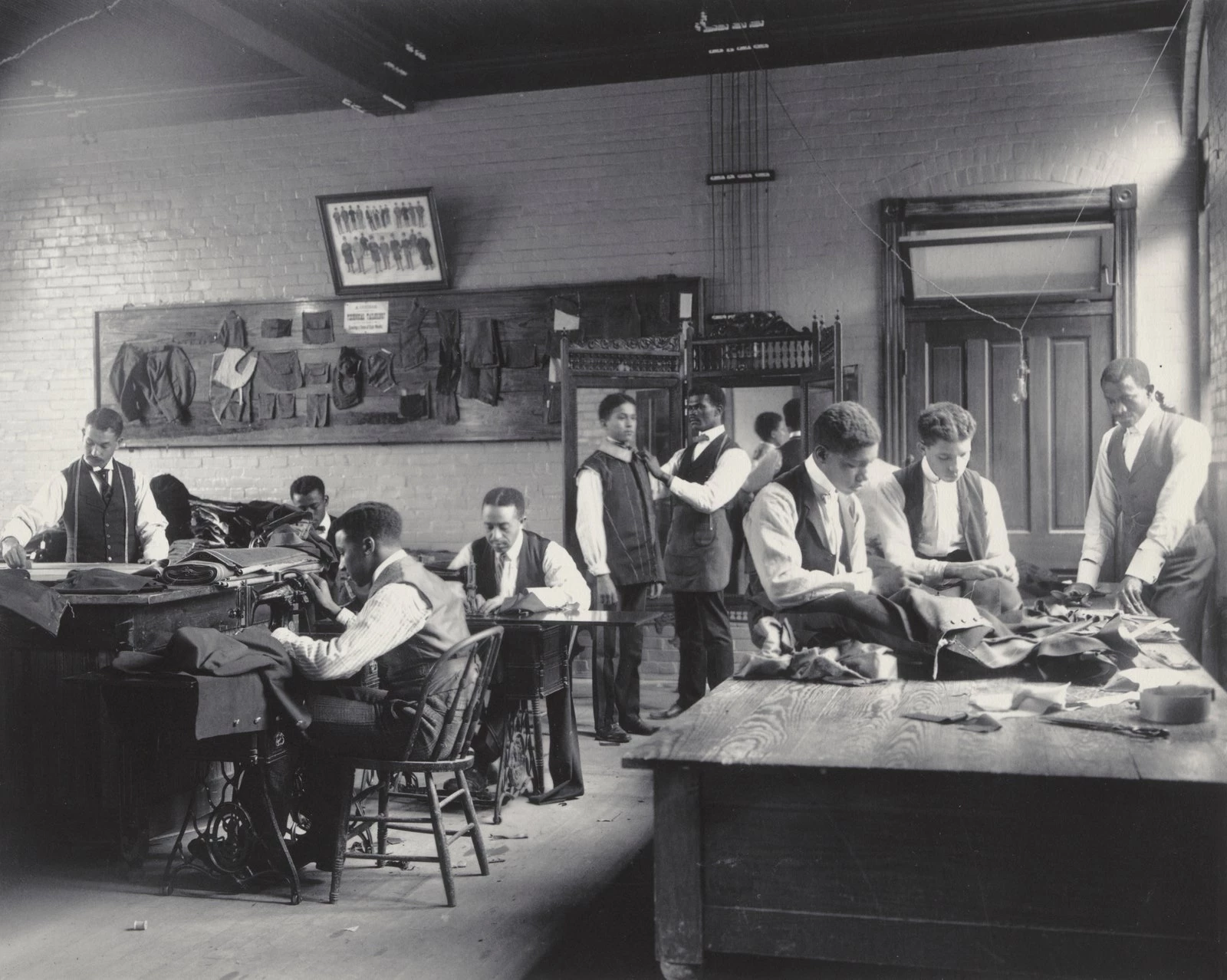 Фотографія Tailors at work (1899–1900), зроблена Френсісом Бенджаміном Джонстоном, відображає процес роботи кравців наприкінці XIX століття. Вона зберігається в Музеї сучасного мистецтва в Нью-Йорку, передана в дар Лінкольном Кірстейном.